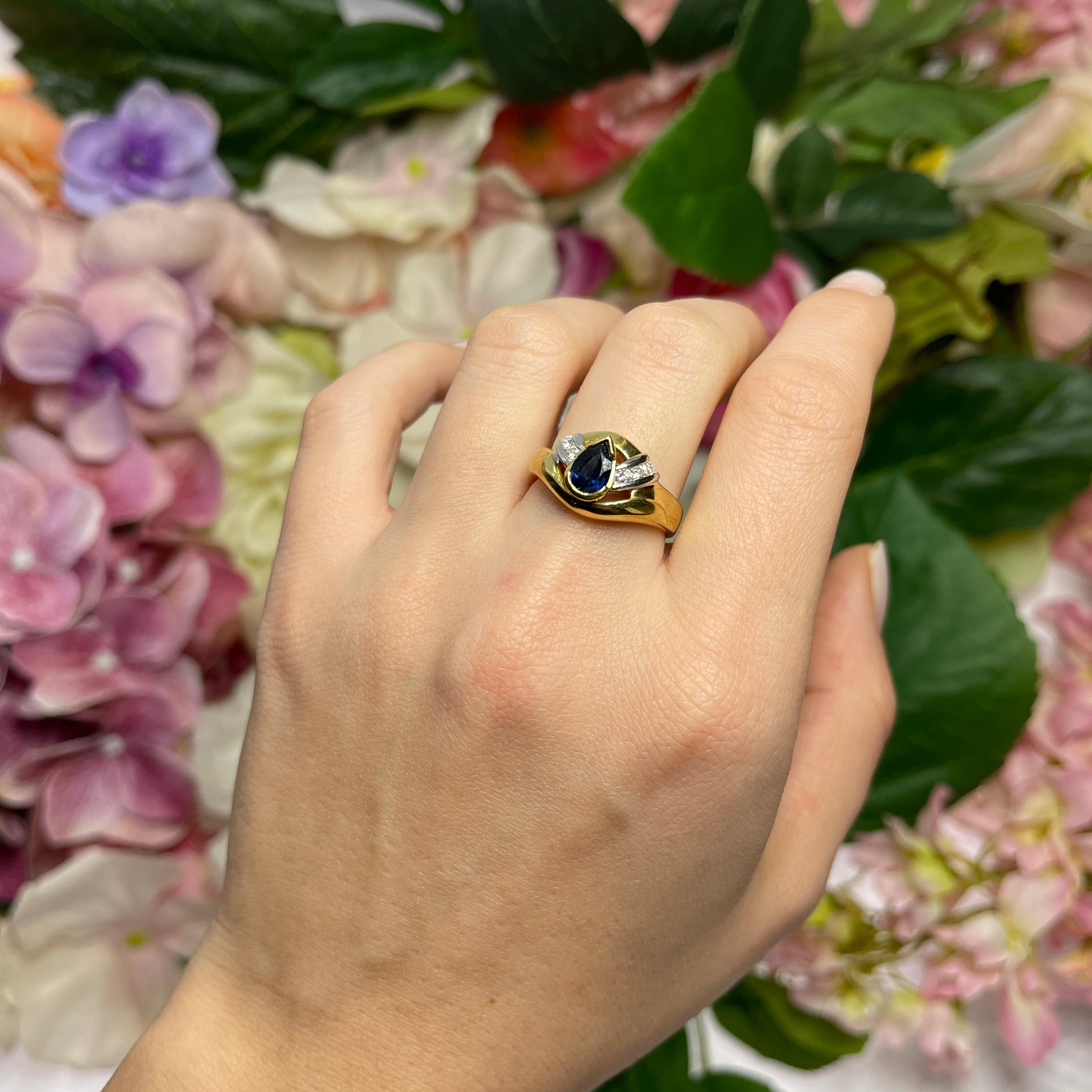 18kt Yellow Gold Ring with Pear-Cut Sapphire and Diamonds For Sale 2
