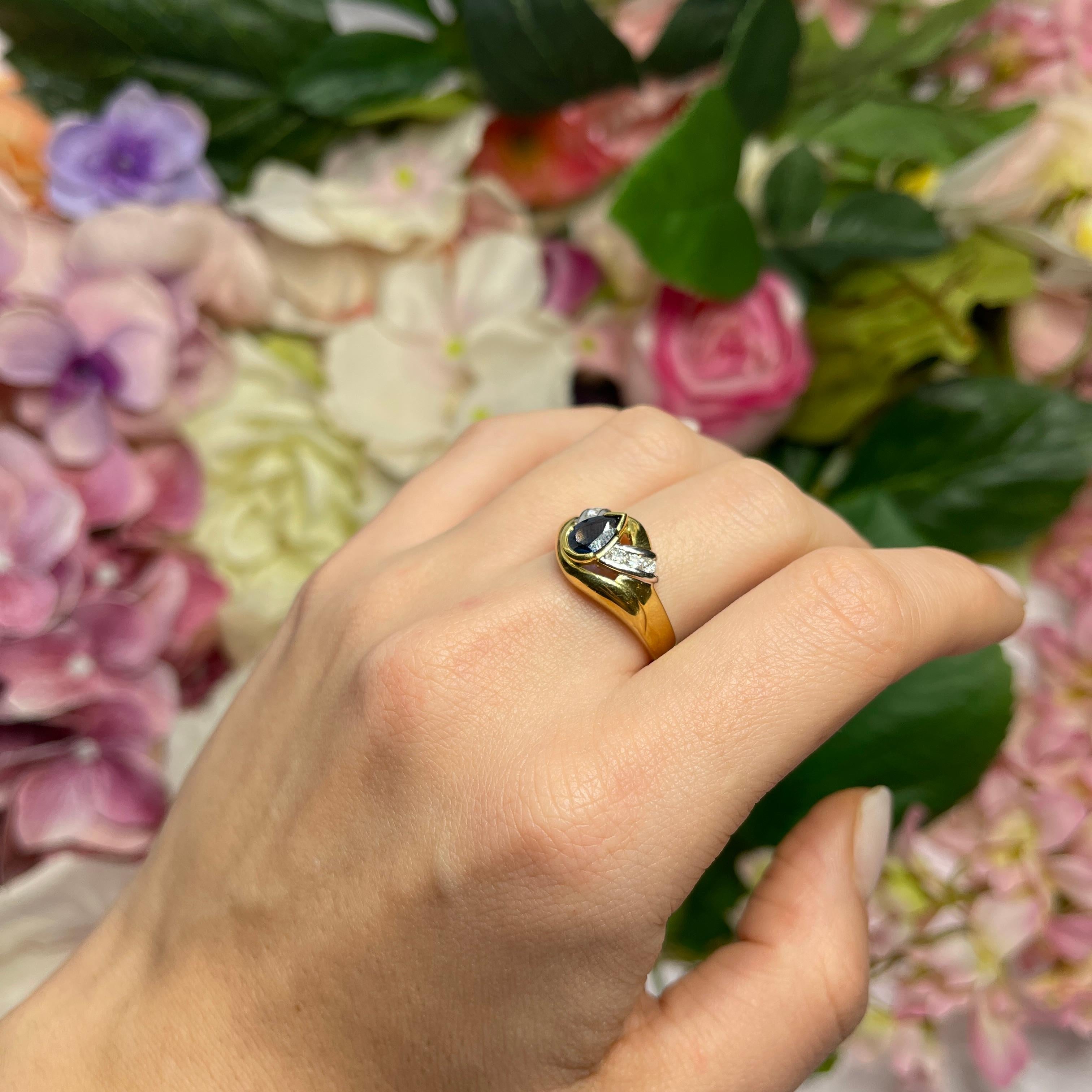 18kt Yellow Gold Ring with Pear-Cut Sapphire and Diamonds For Sale 3