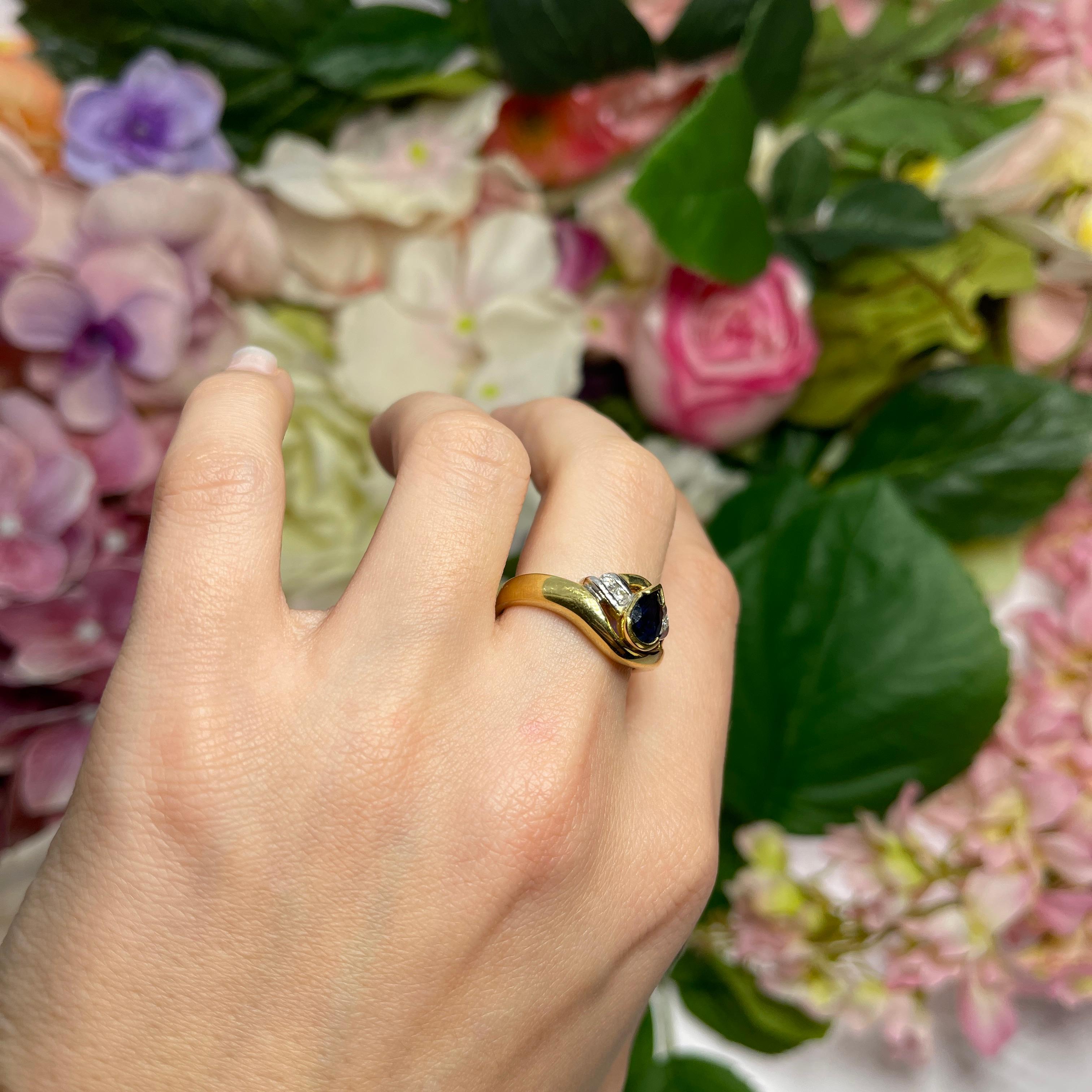 18kt Yellow Gold Ring with Pear-Cut Sapphire and Diamonds For Sale 4