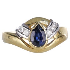 Anillo de oro amarillo de 18 quilates con zafiro talla pera y diamantes