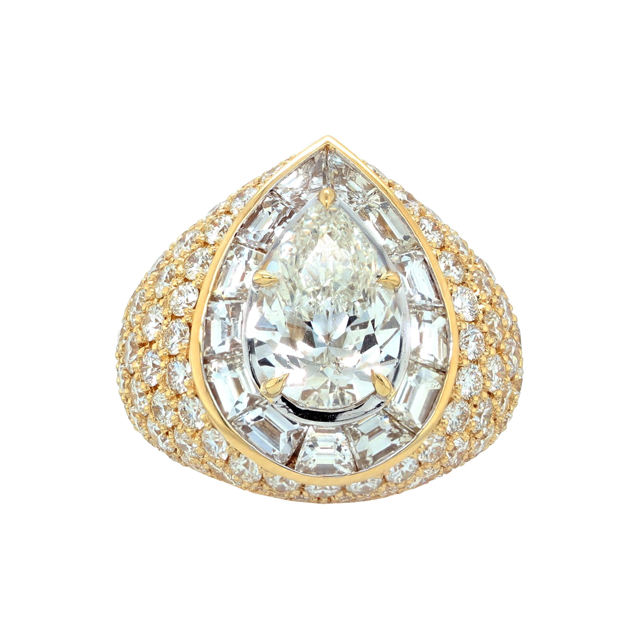 18kt Yellow Gold Ring with Pear Shape Diamond Center Stone