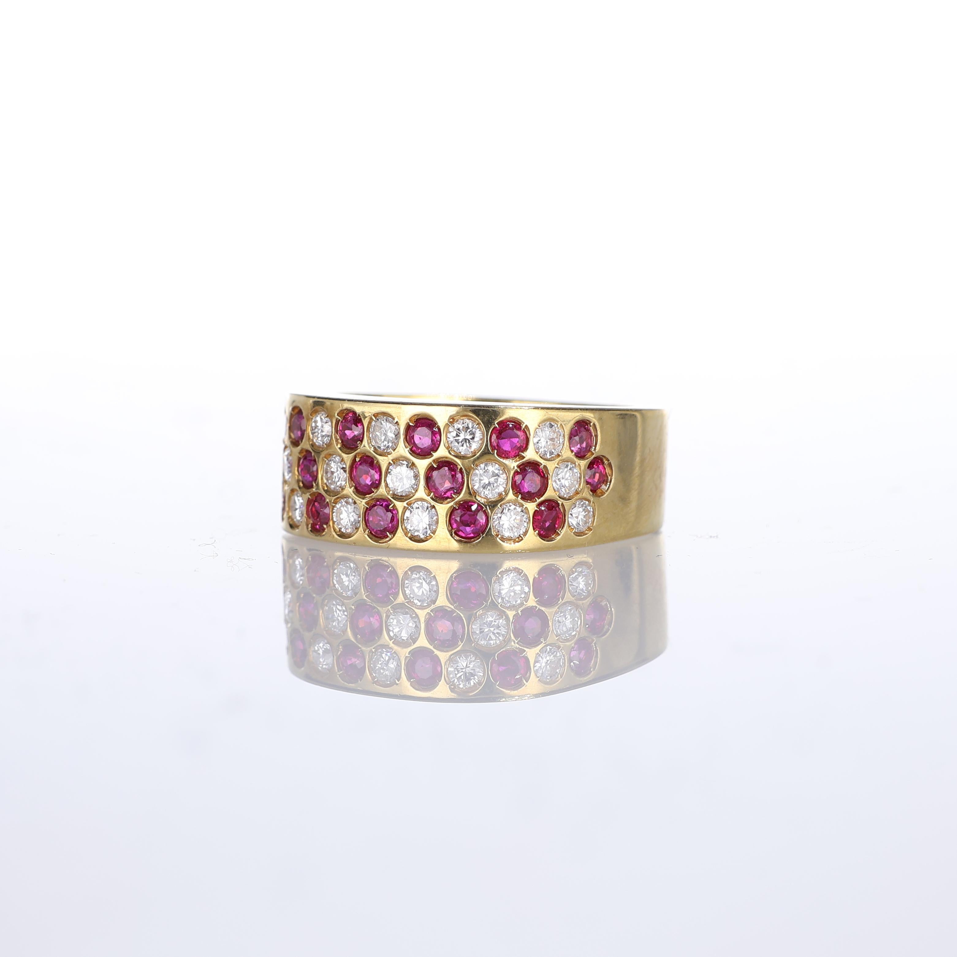 18kt Yellow Gold Ring with Rubies and Diamonds In New Condition For Sale In Bergamo, BG