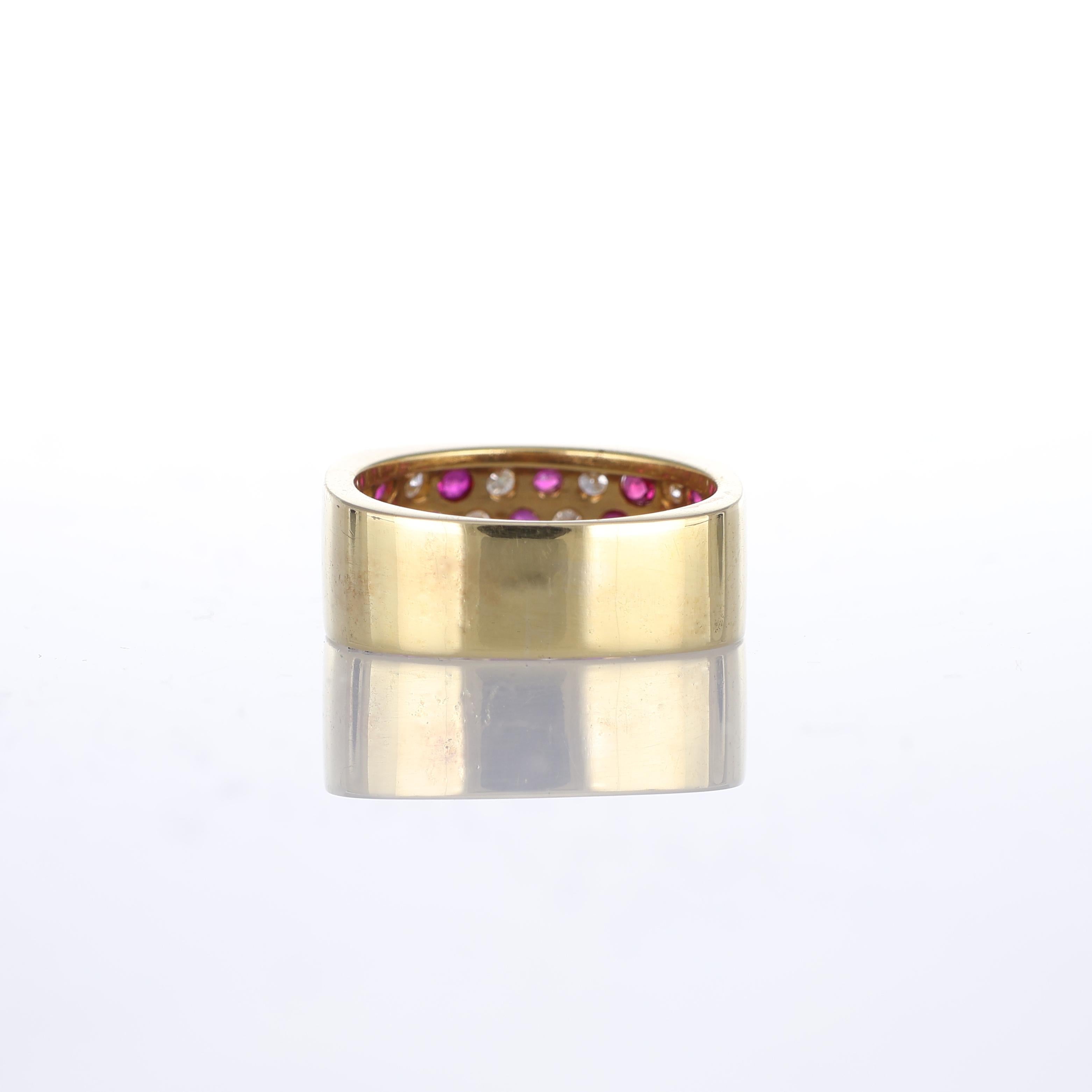 Bague en or jaune 18 carats avec rubis et diamants Unisexe en vente