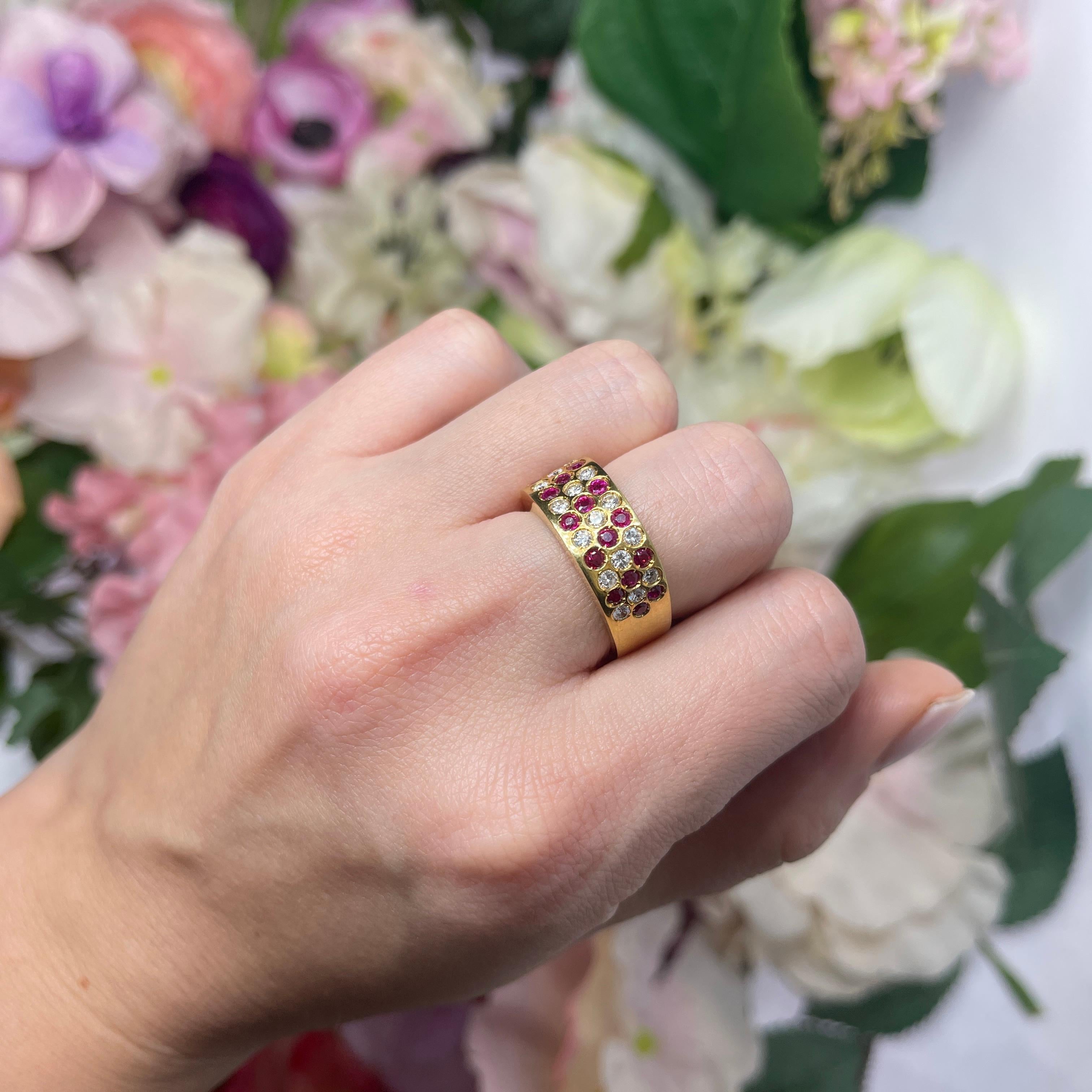 18kt Yellow Gold Ring with Rubies and Diamonds For Sale 3