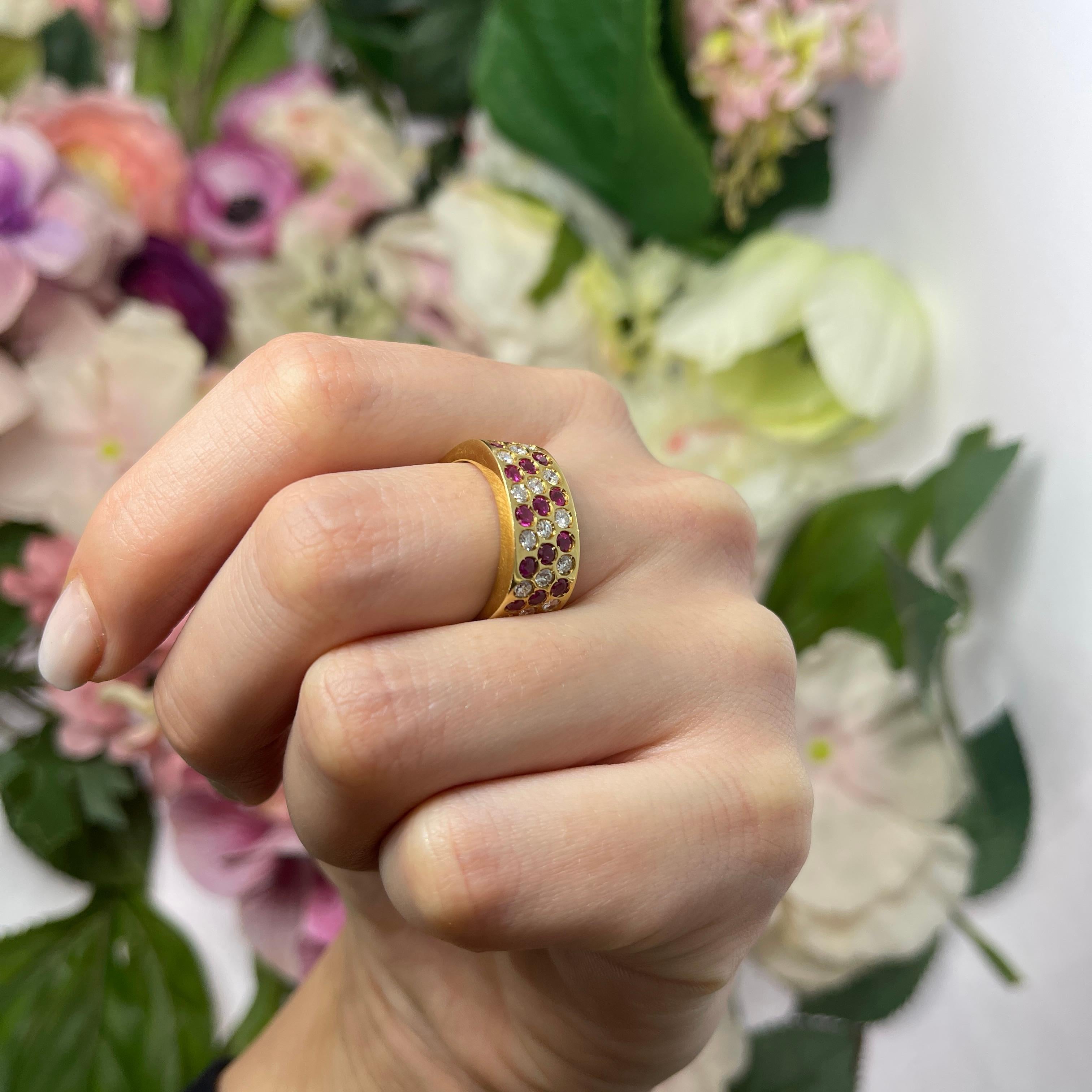 18kt Yellow Gold Ring with Rubies and Diamonds For Sale 4