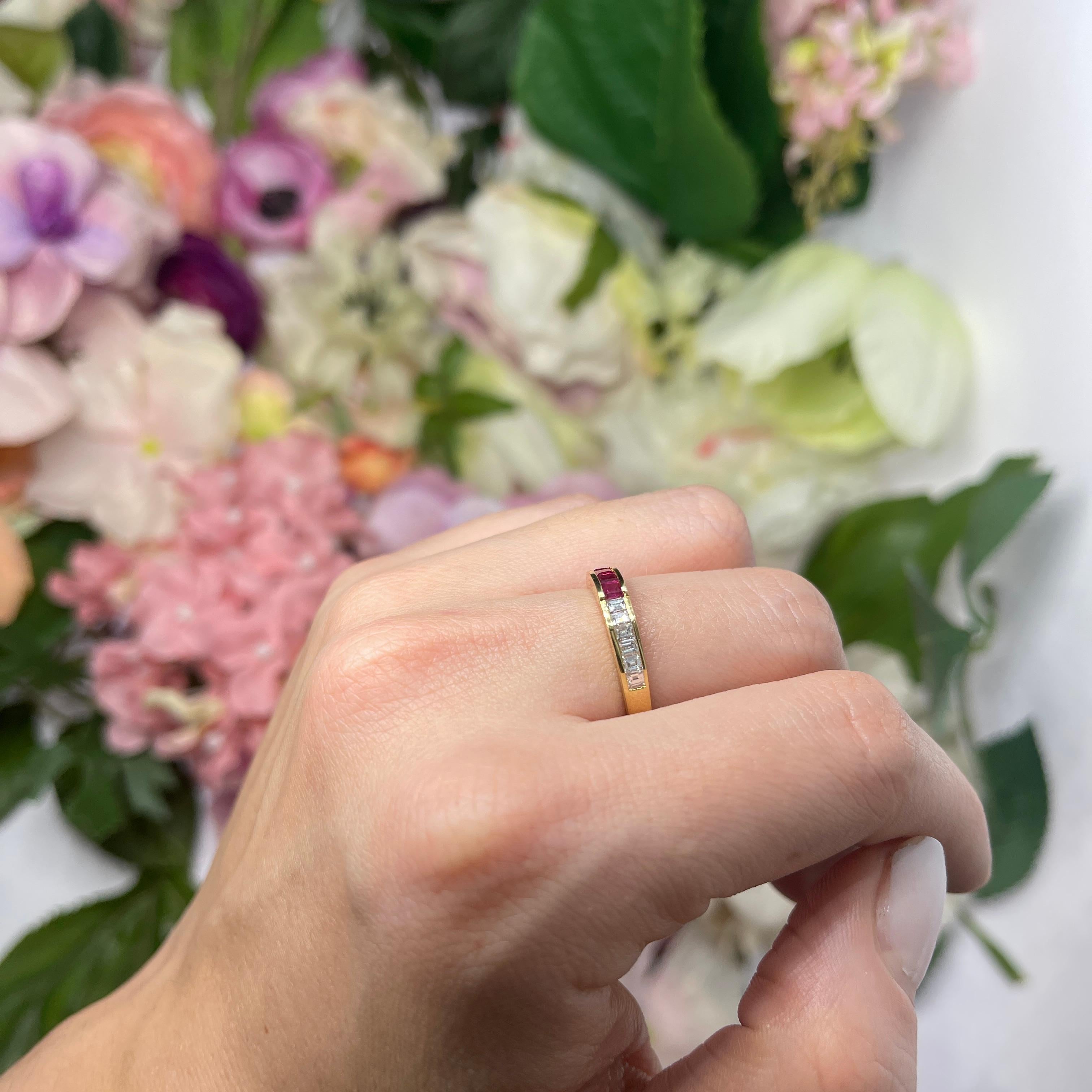 18kt Yellow Gold Ring with Ruby and Diamond Baguettes For Sale 5