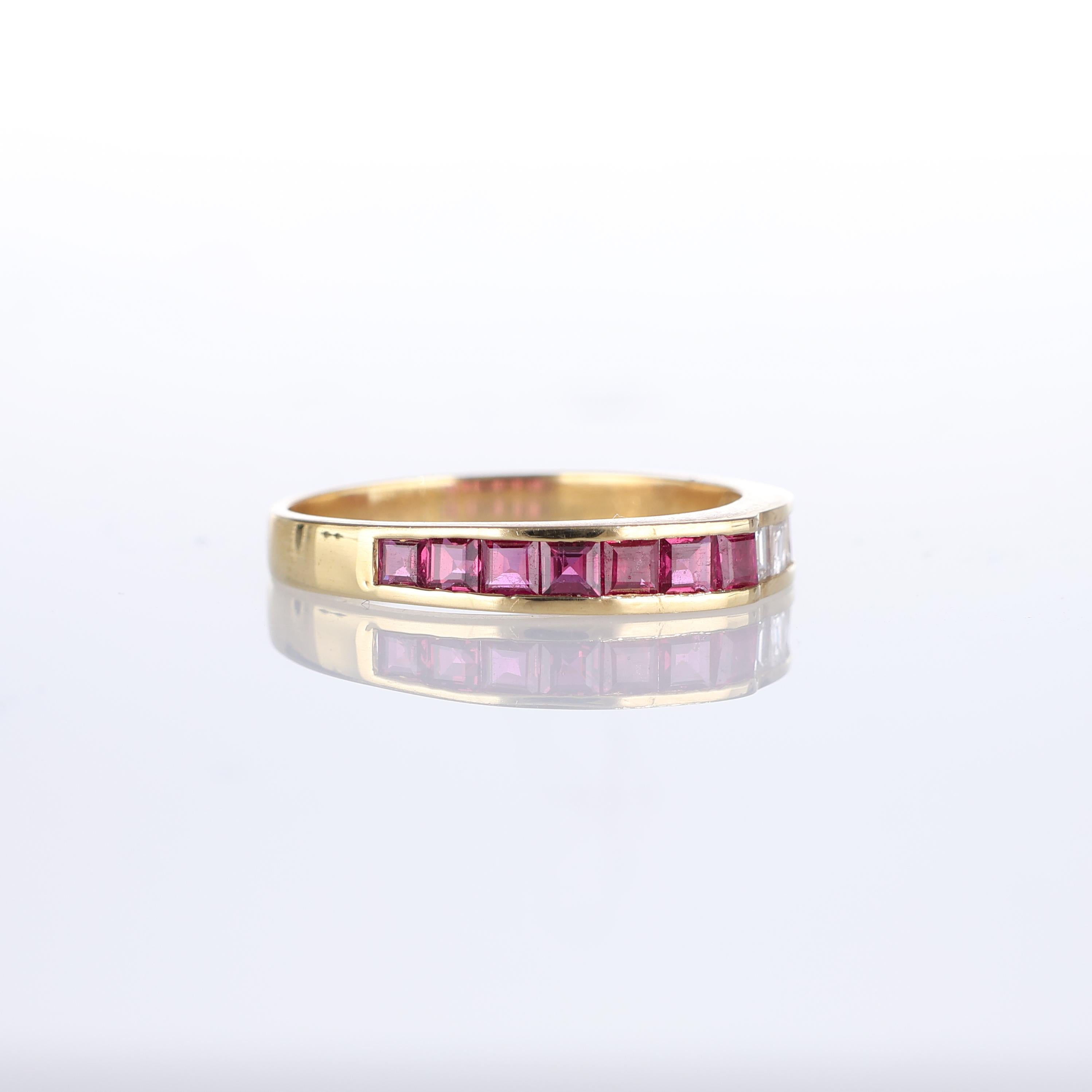 18kt Yellow Gold Ring with Ruby and Diamond Baguettes In New Condition For Sale In Bergamo, BG