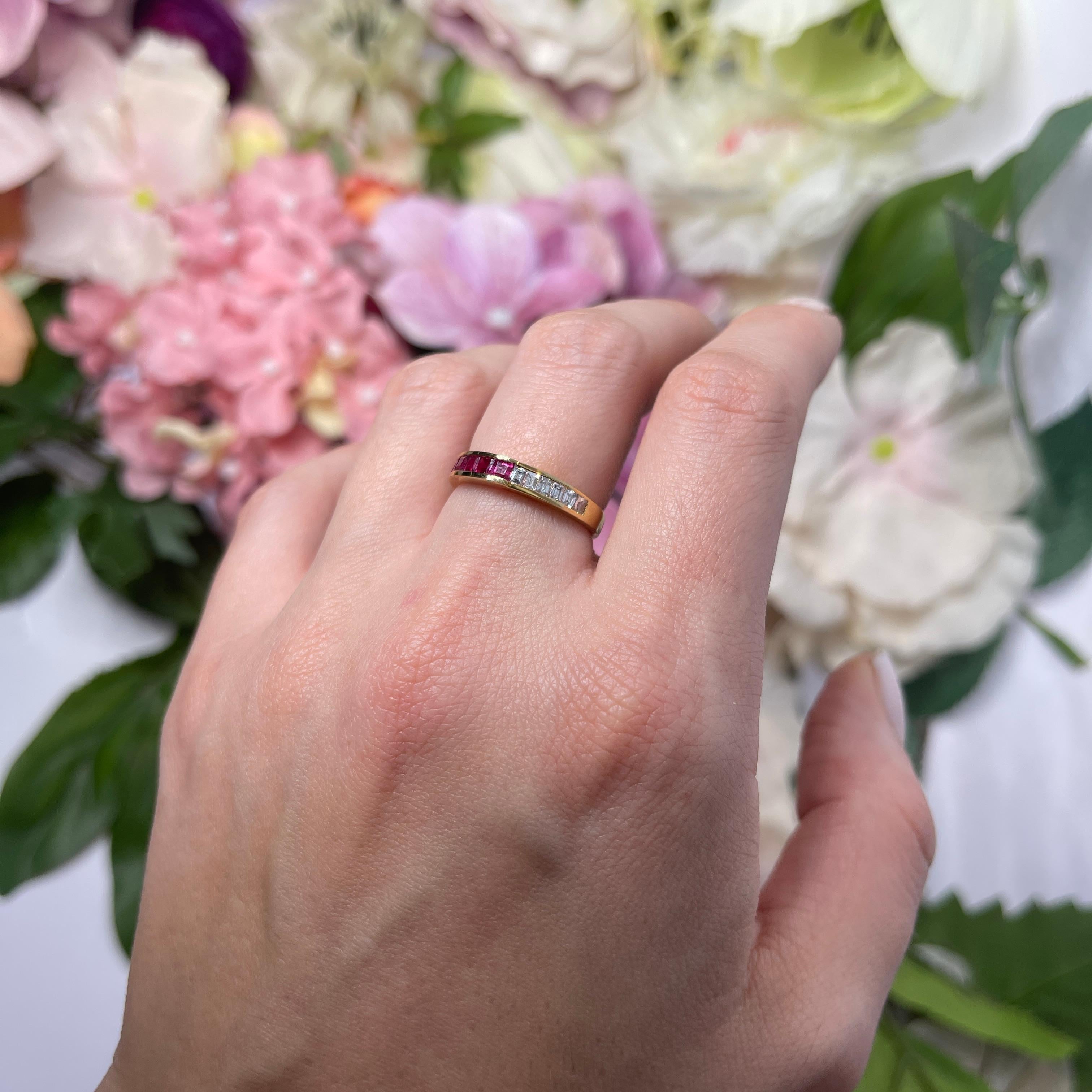 18kt Yellow Gold Ring with Ruby and Diamond Baguettes For Sale 3