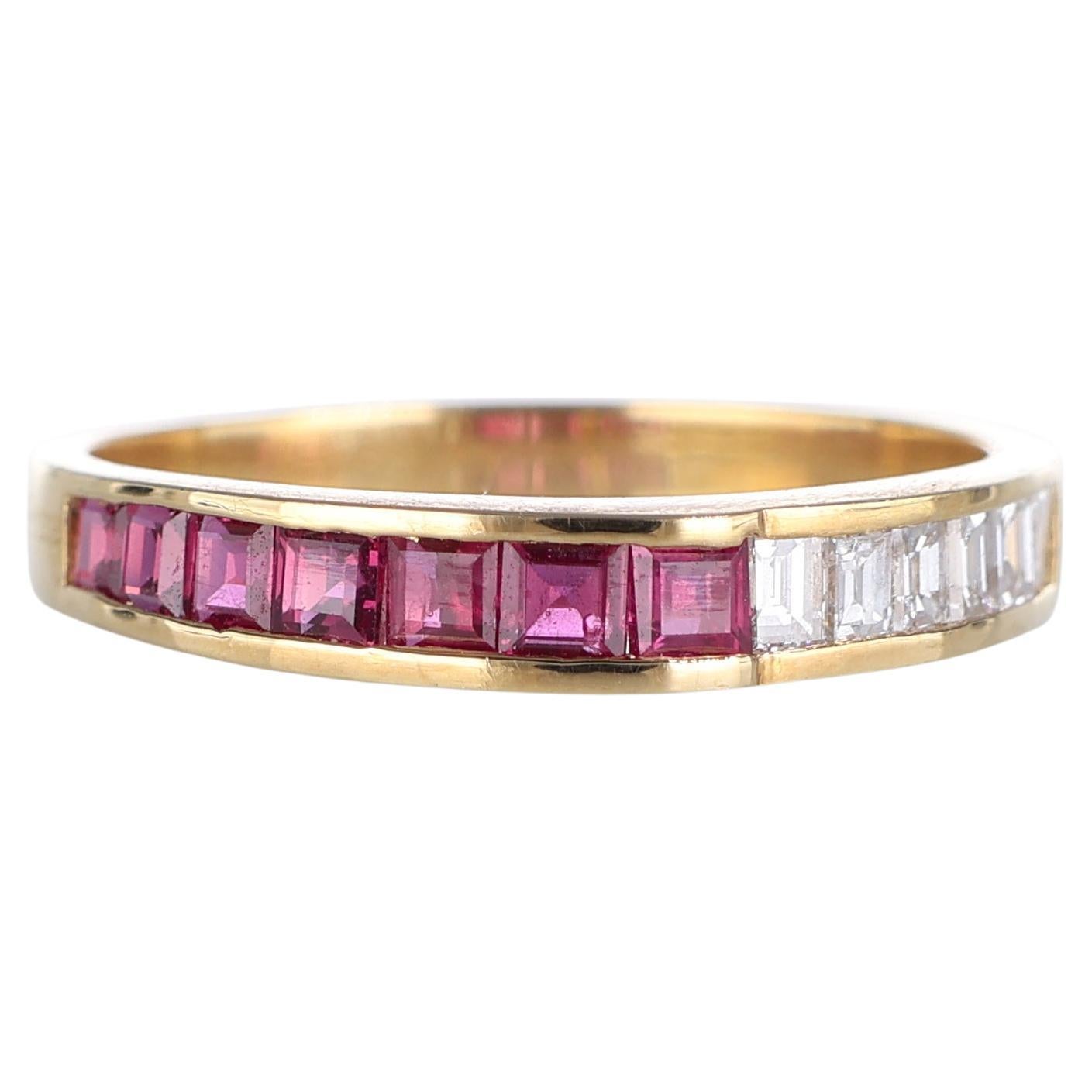 Anillo de Oro Amarillo de 18 Quilates con Baguettes de Rubíes y Diamantes