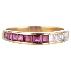 Anillo de Oro Amarillo de 18 Quilates con Baguettes de Rubíes y Diamantes