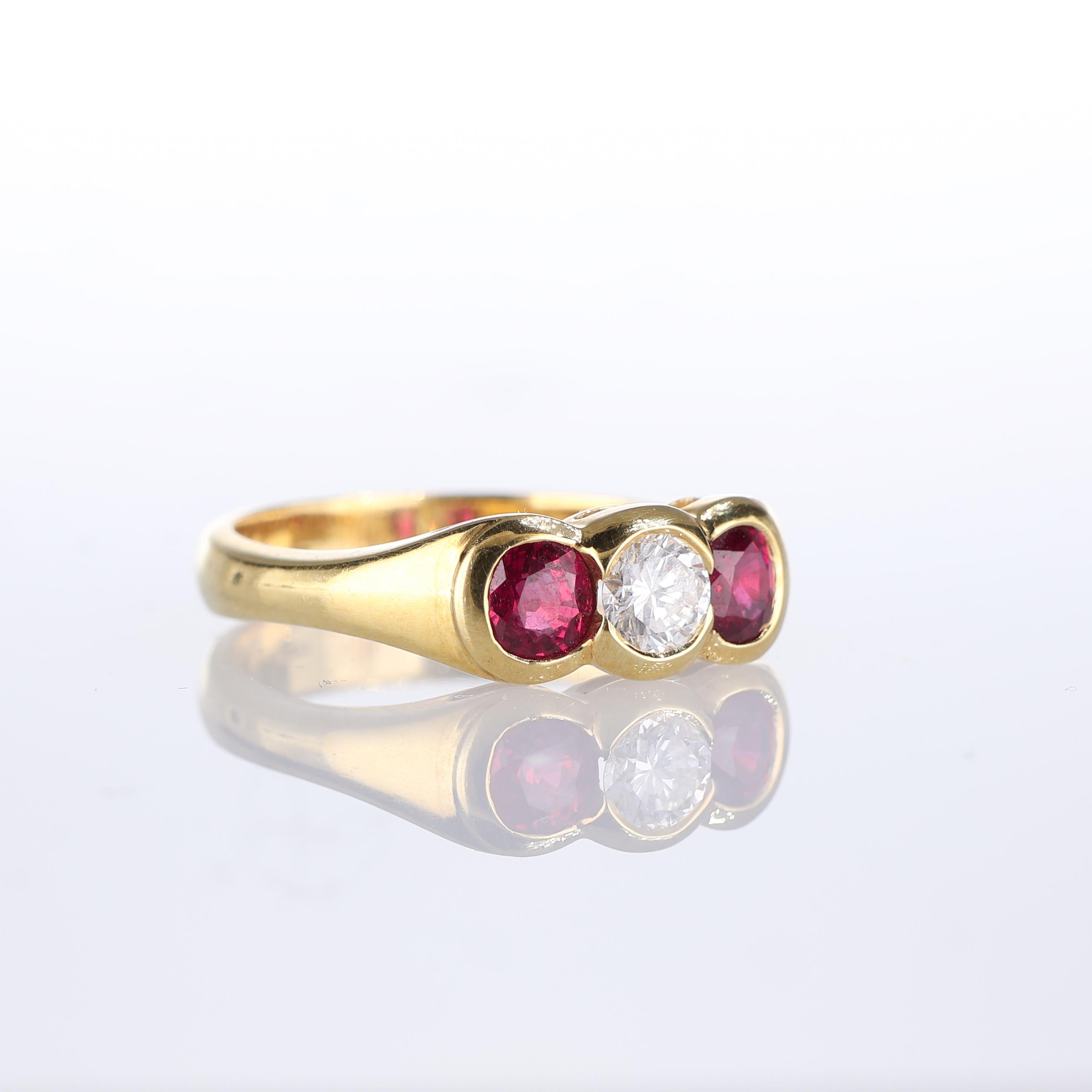 Taglio brillante Anello in oro giallo 18kt con design Trio di rubini e diamanti in vendita