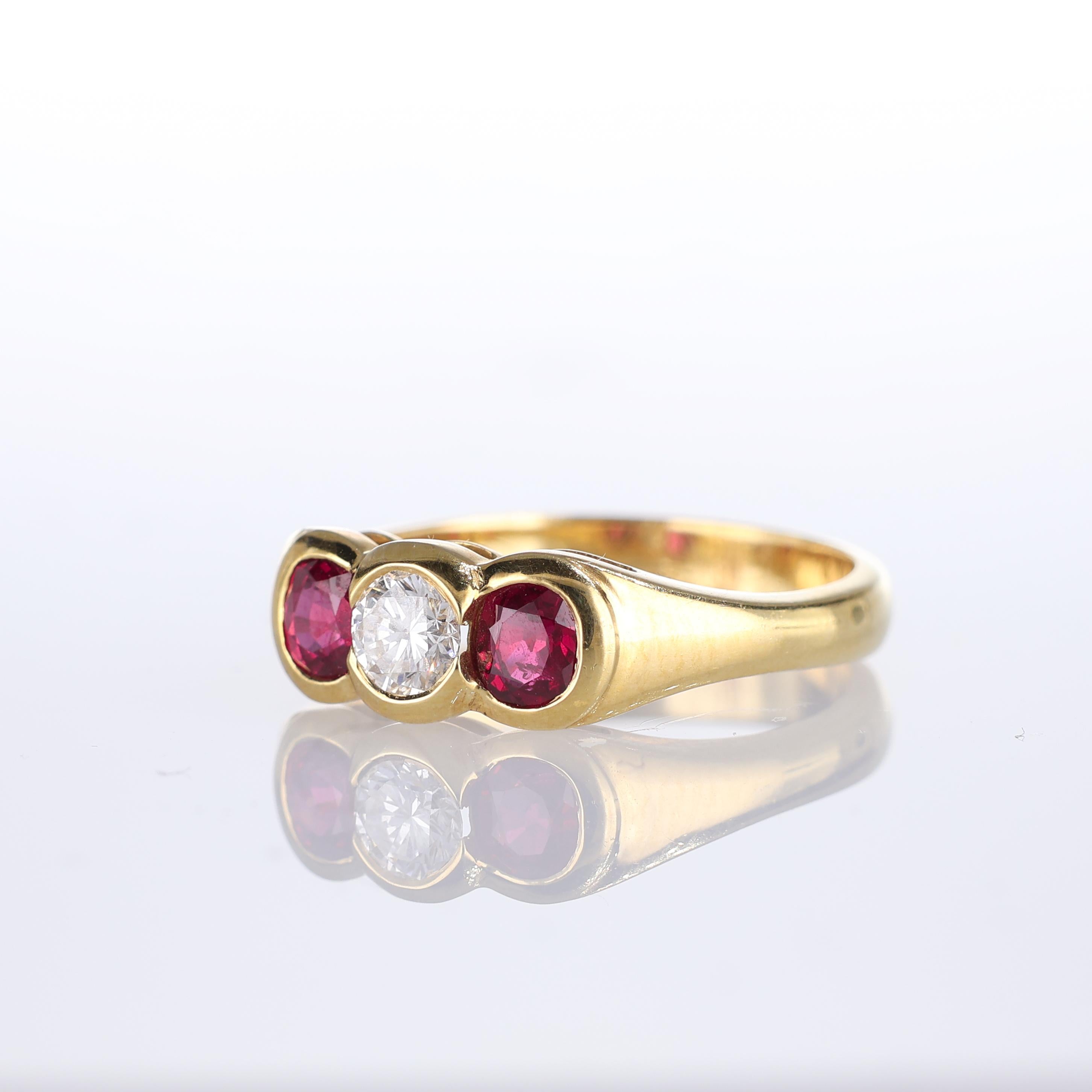 Anello in oro giallo 18kt con design Trio di rubini e diamanti In condizioni Nuovo in vendita a Bergamo, BG