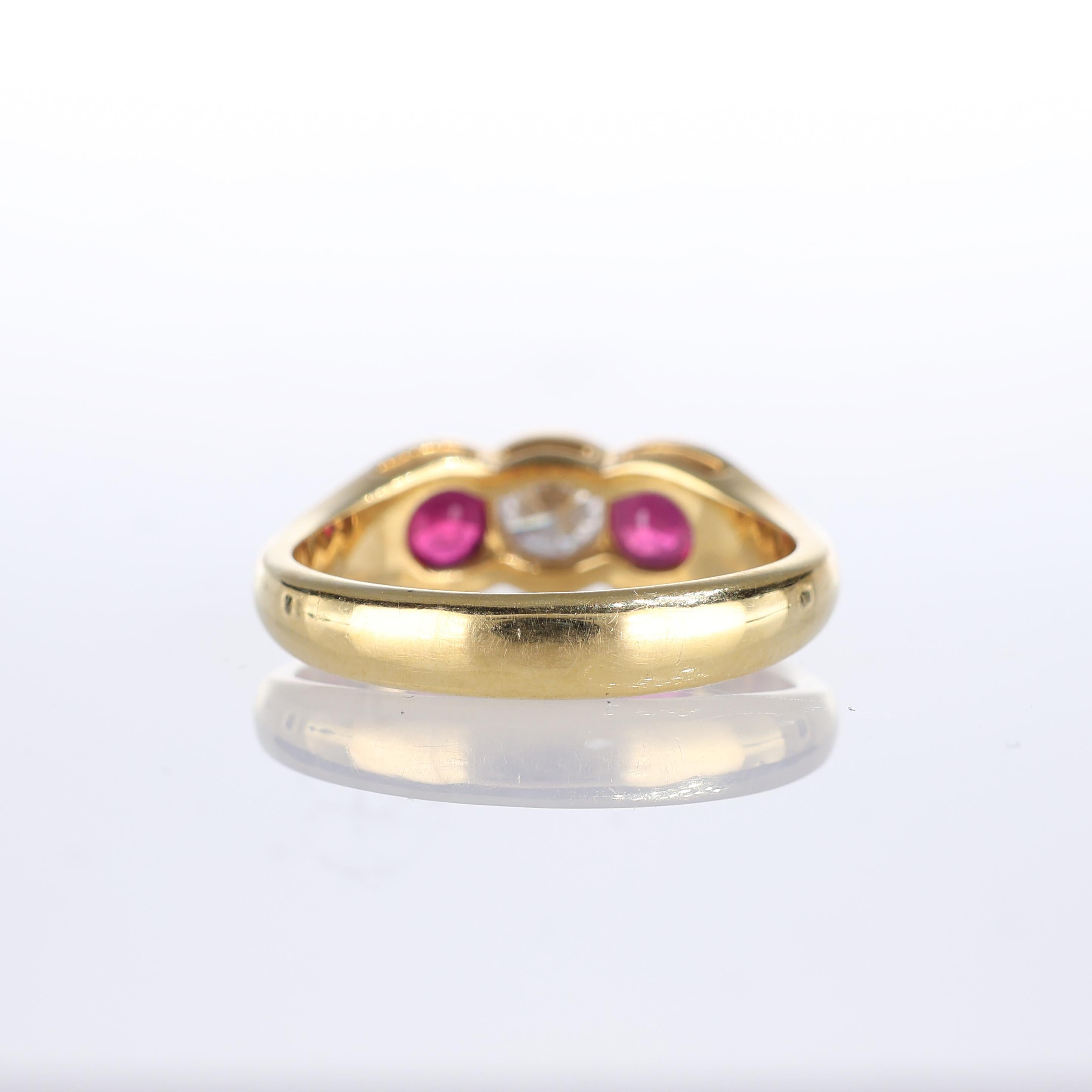 da uomo o donna Anello in oro giallo 18kt con design Trio di rubini e diamanti in vendita