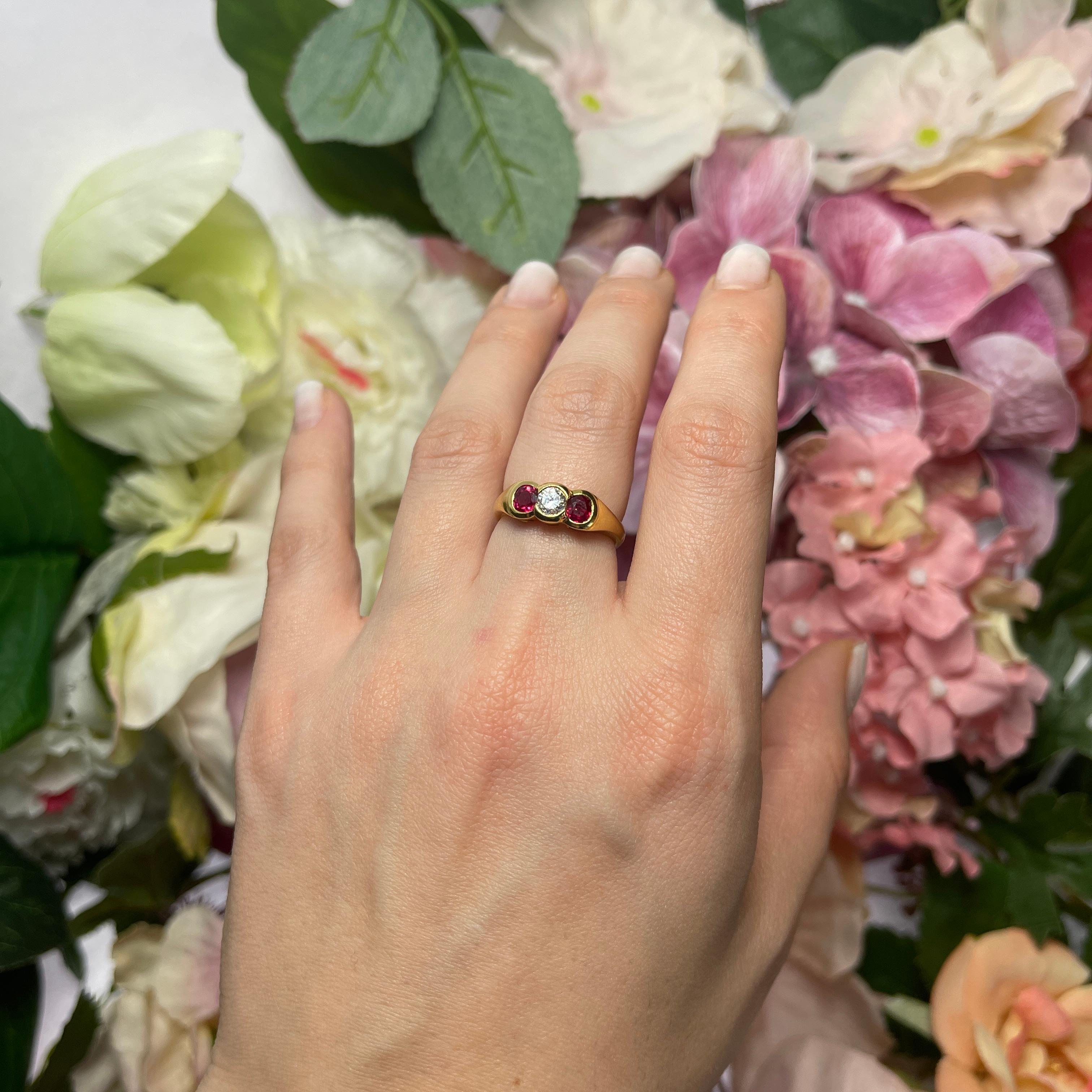 Anello in oro giallo 18kt con design Trio di rubini e diamanti in vendita 1