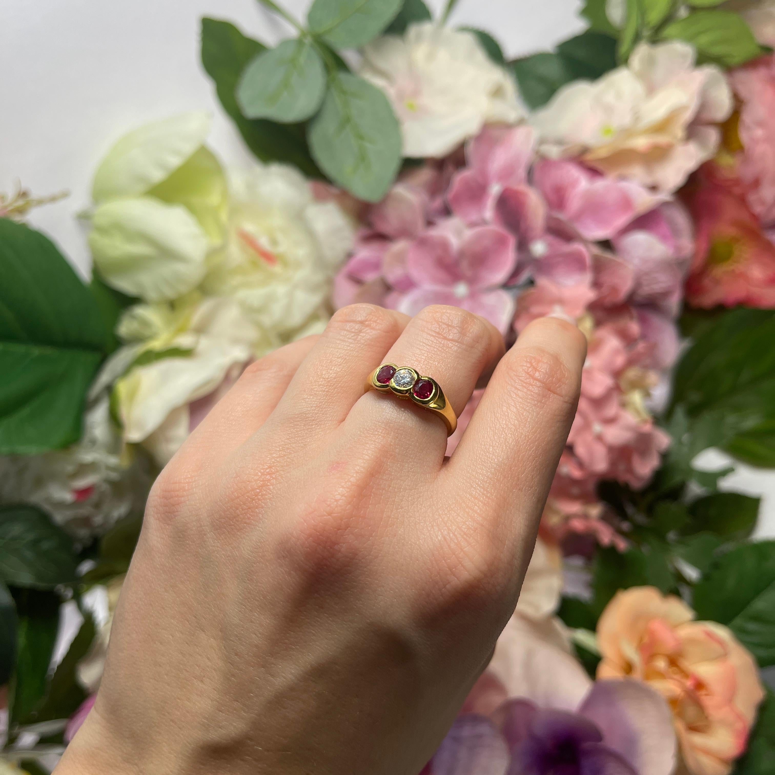 Anello in oro giallo 18kt con design Trio di rubini e diamanti in vendita 2