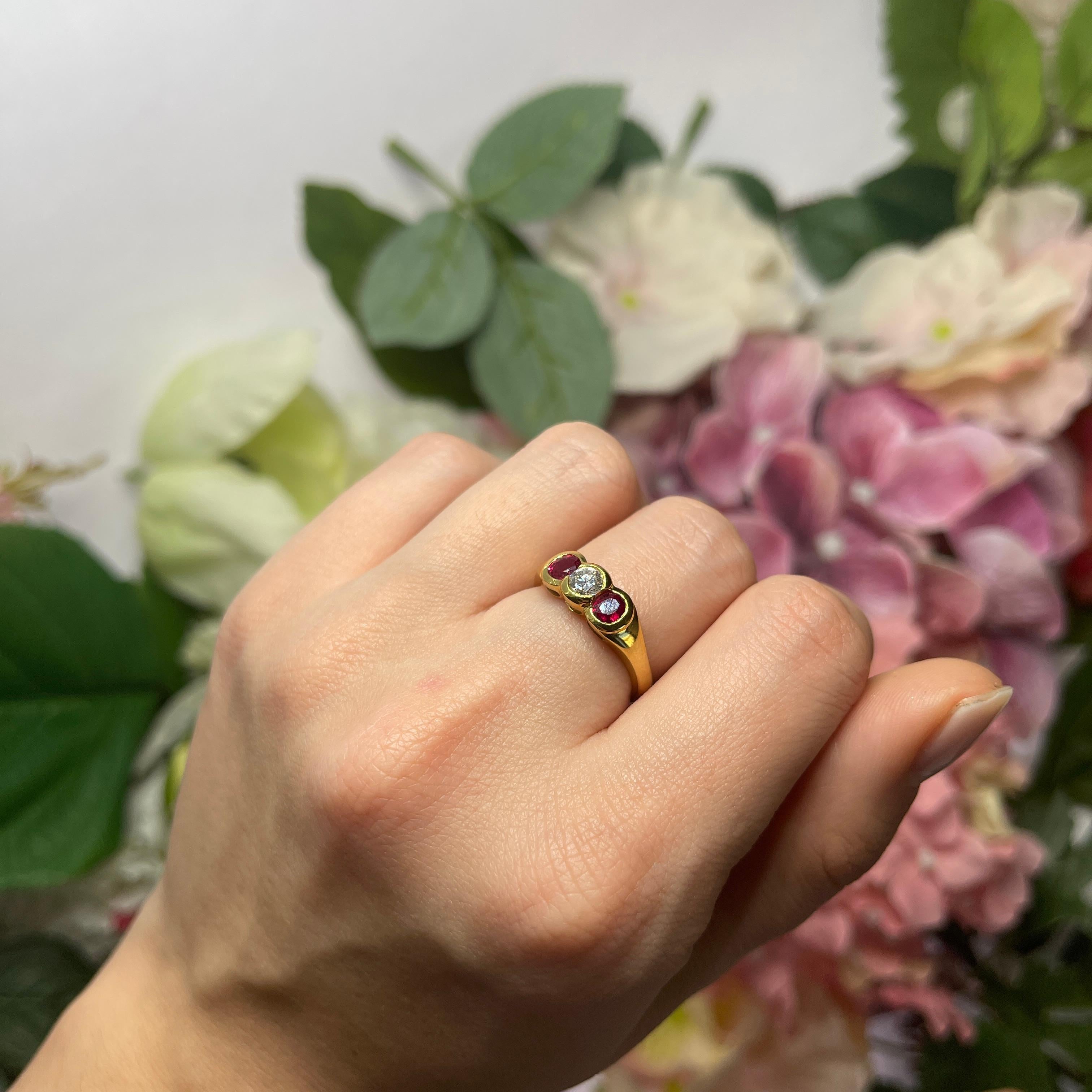 Anello in oro giallo 18kt con design Trio di rubini e diamanti in vendita 3