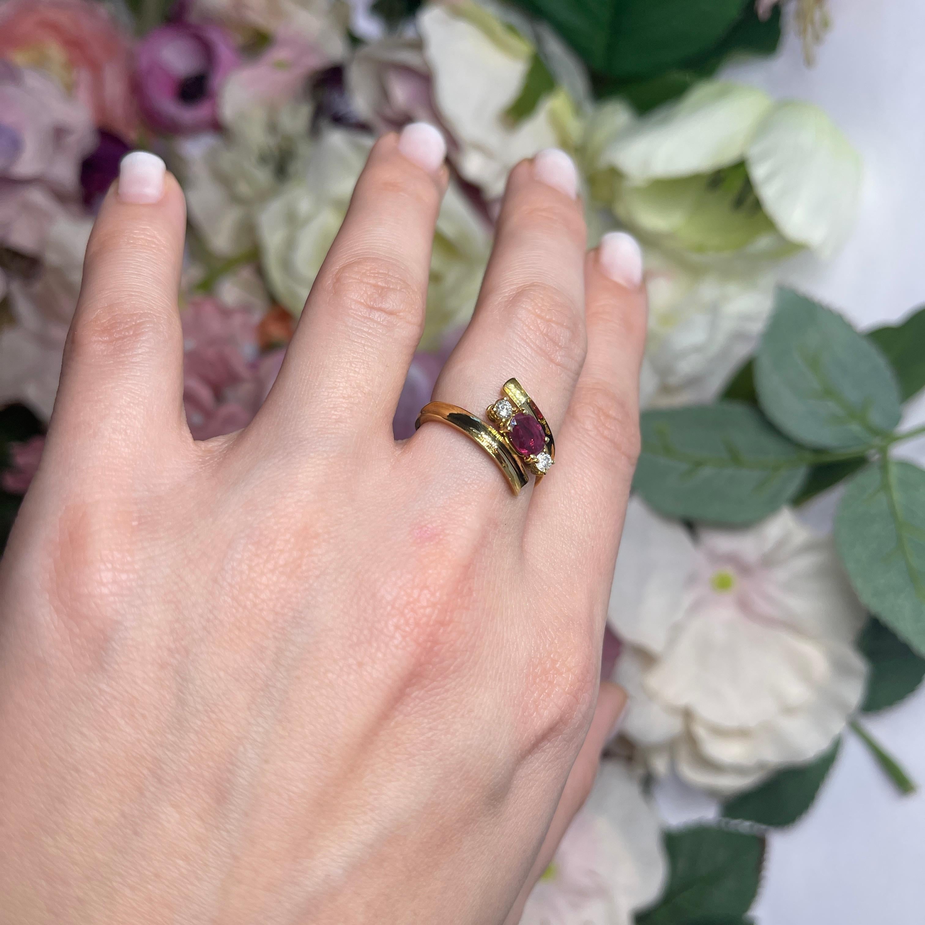 Anillo de oro amarillo de 18 quilates con rubí y diamantes en venta 5