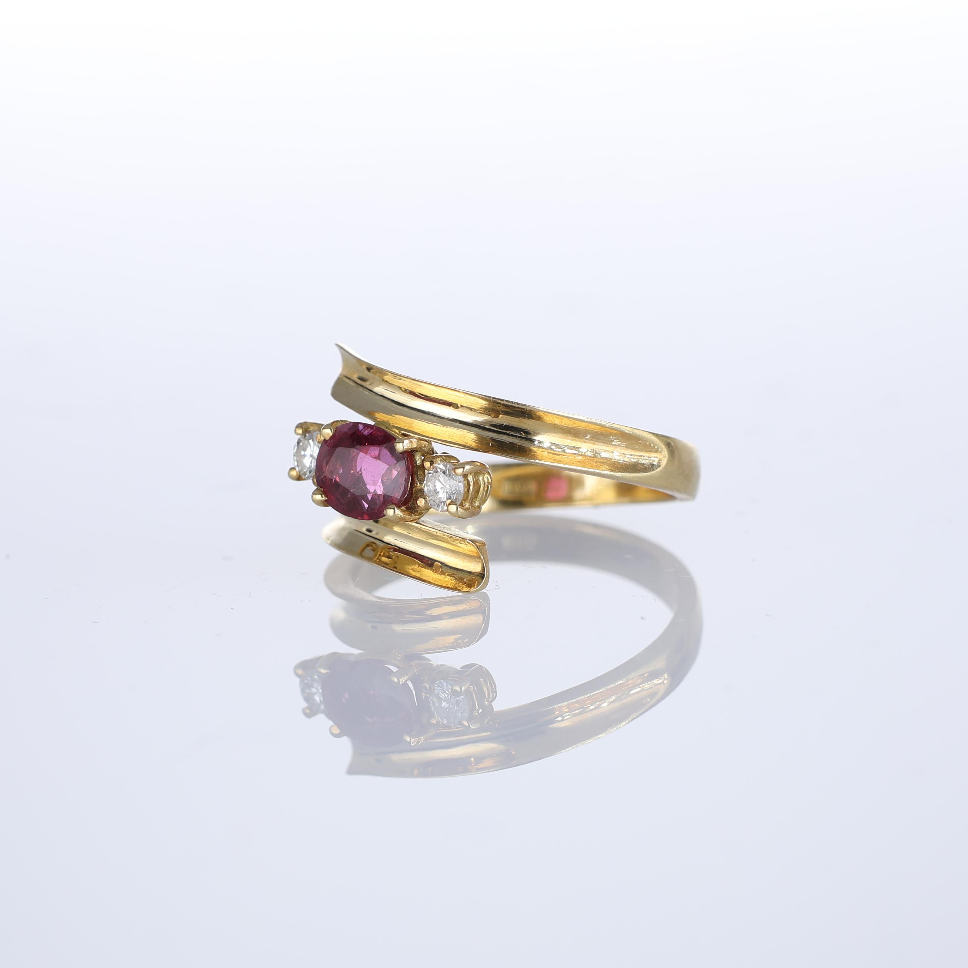 Anillo de oro amarillo de 18 quilates con rubí y diamantes Corte brillante en venta