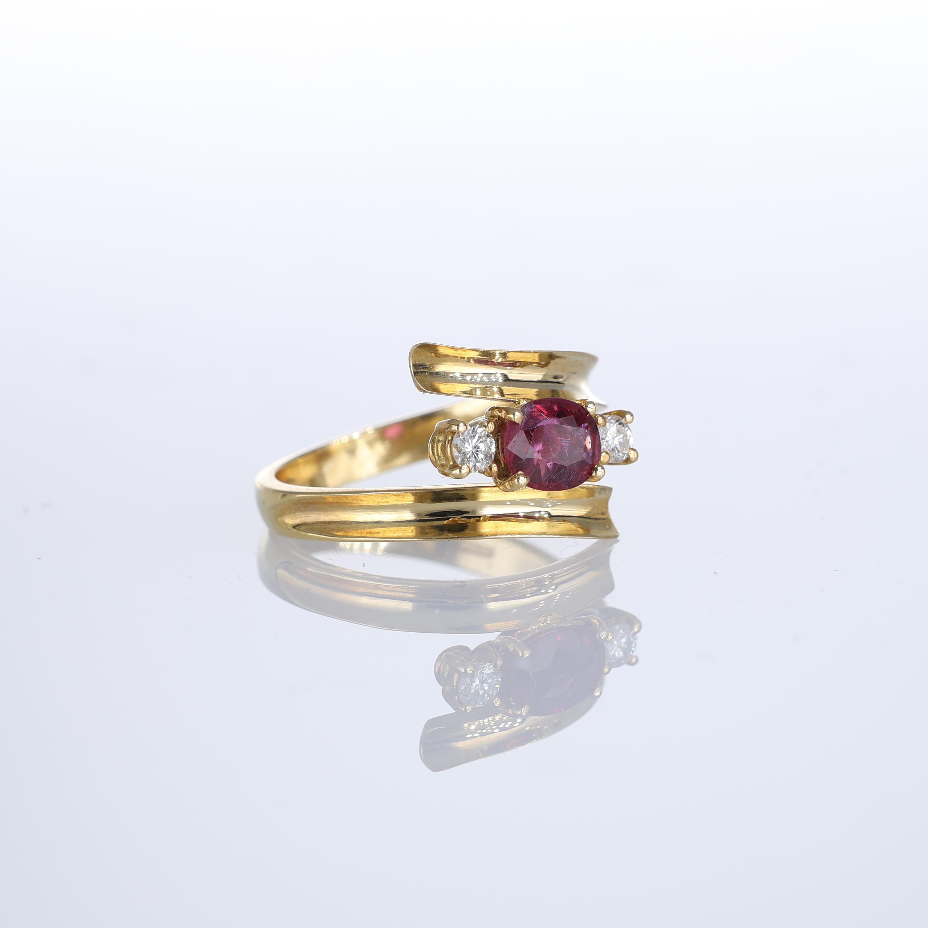 Anillo de oro amarillo de 18 quilates con rubí y diamantes en Nuevo estado para la venta en Bergamo, BG