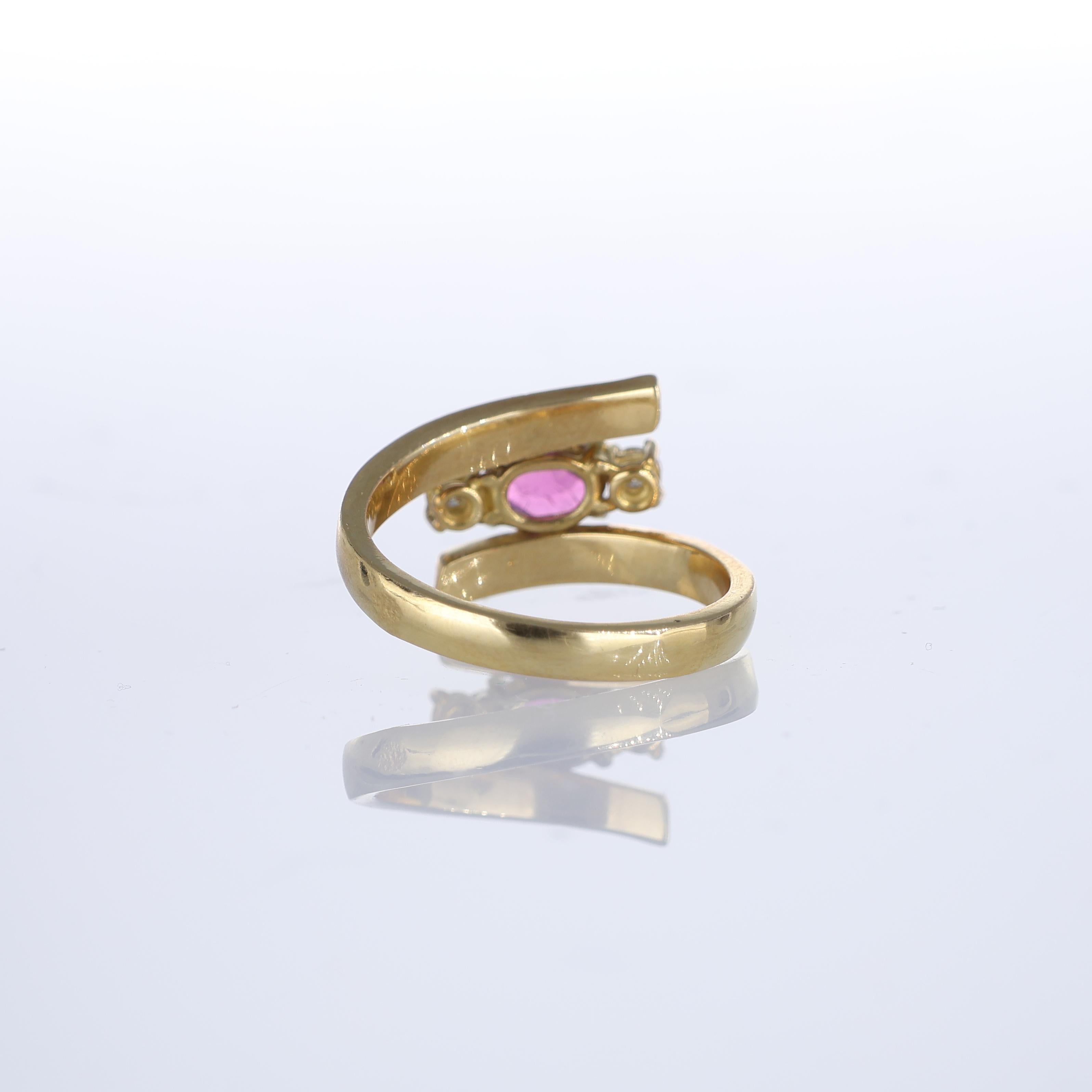 Femenino o masculino Anillo de oro amarillo de 18 quilates con rubí y diamantes en venta