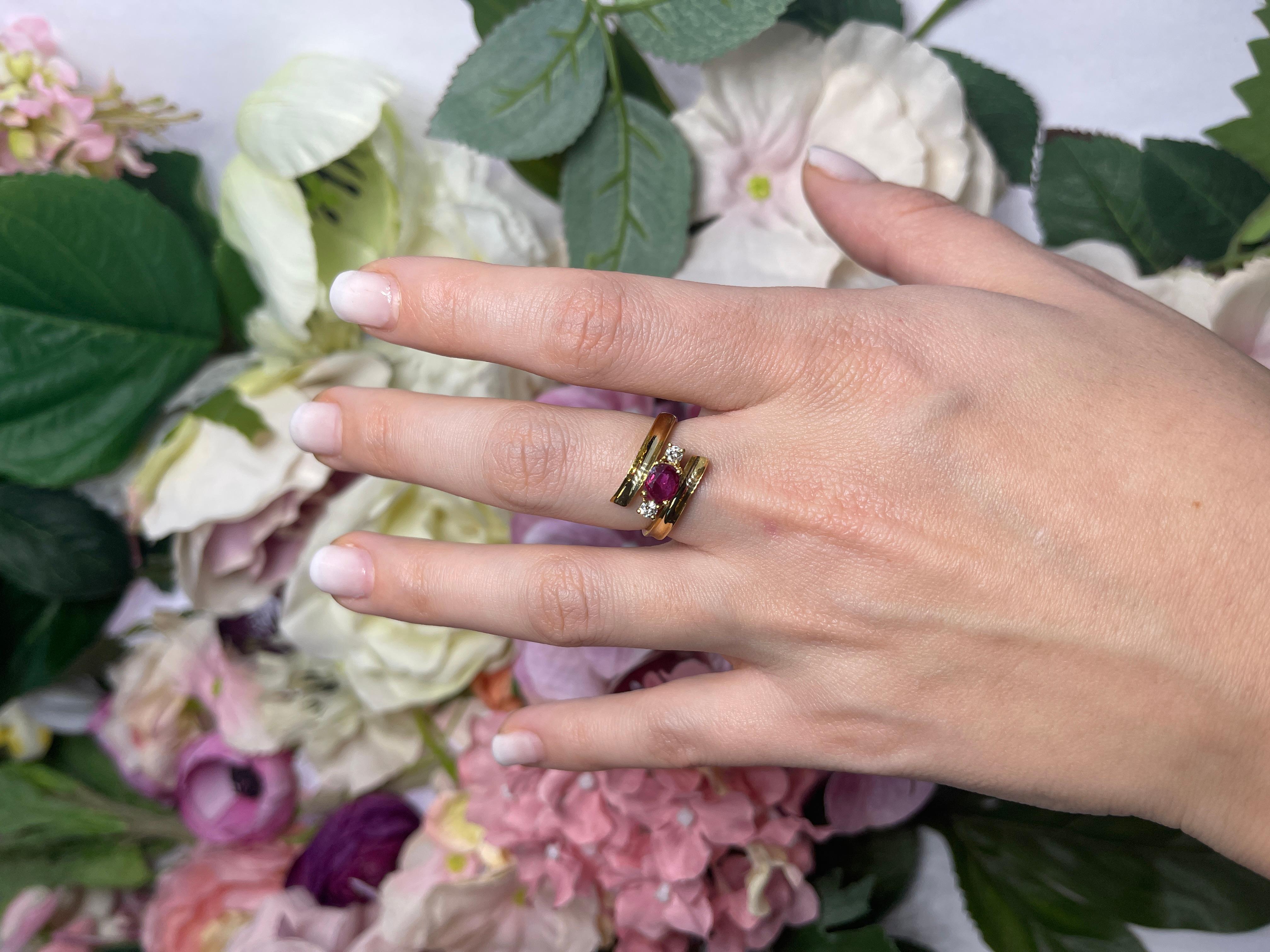 Anillo de oro amarillo de 18 quilates con rubí y diamantes en venta 1