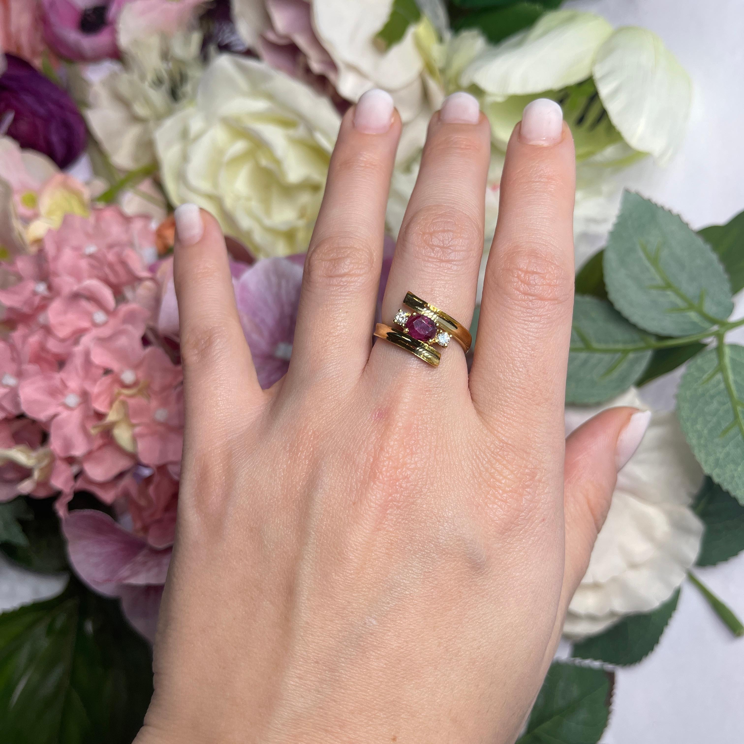 Anillo de oro amarillo de 18 quilates con rubí y diamantes en venta 2