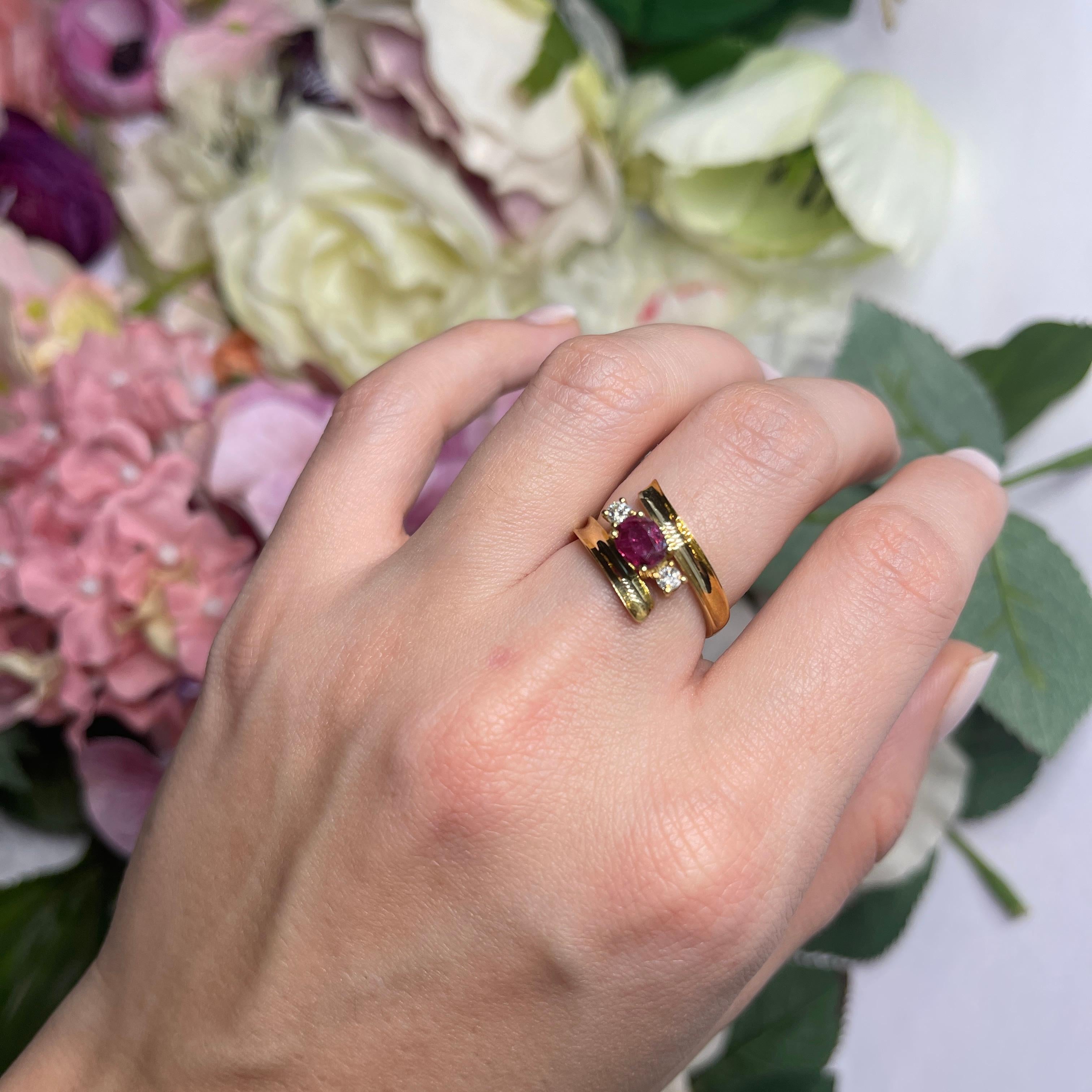 Anillo de oro amarillo de 18 quilates con rubí y diamantes en venta 3