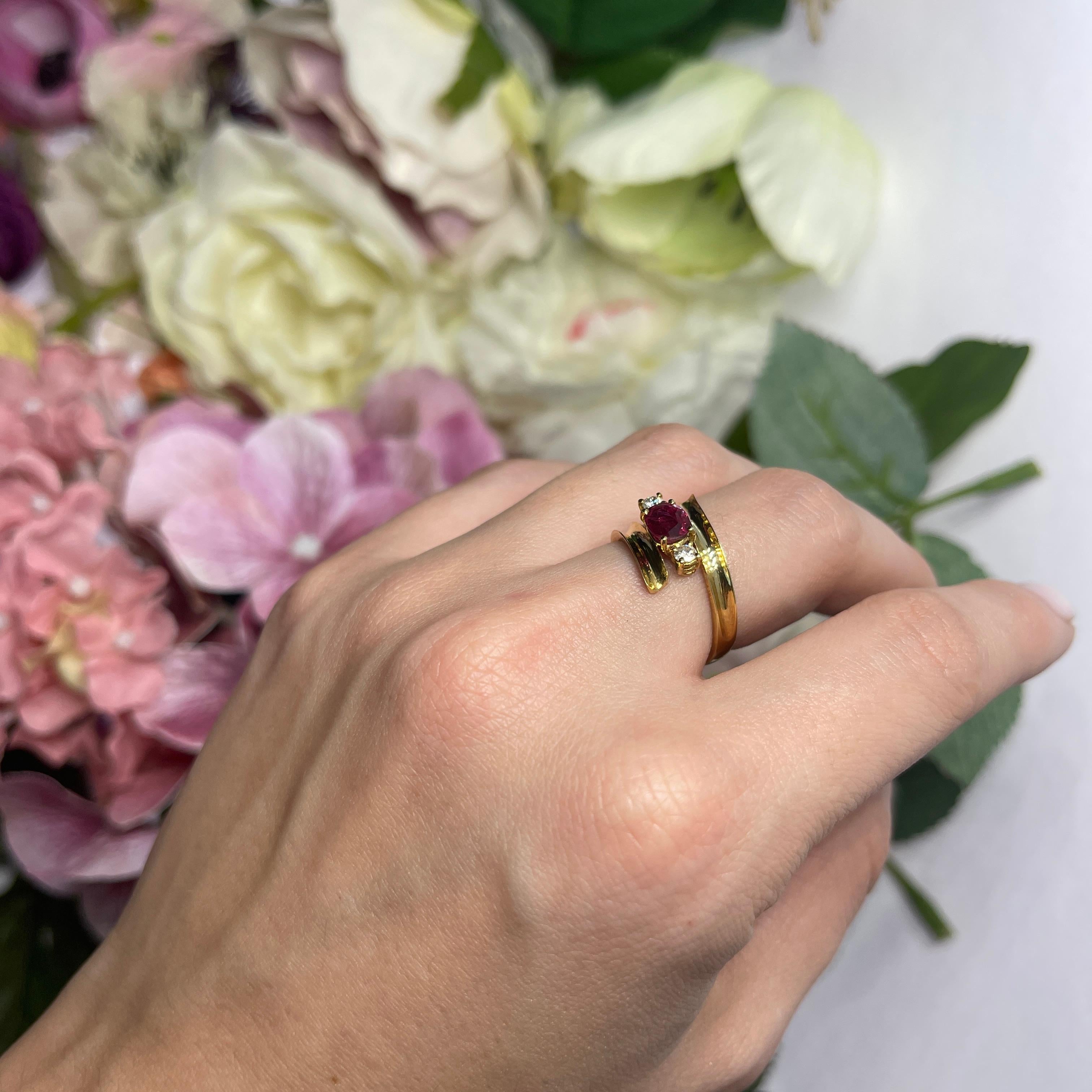 Anillo de oro amarillo de 18 quilates con rubí y diamantes en venta 4