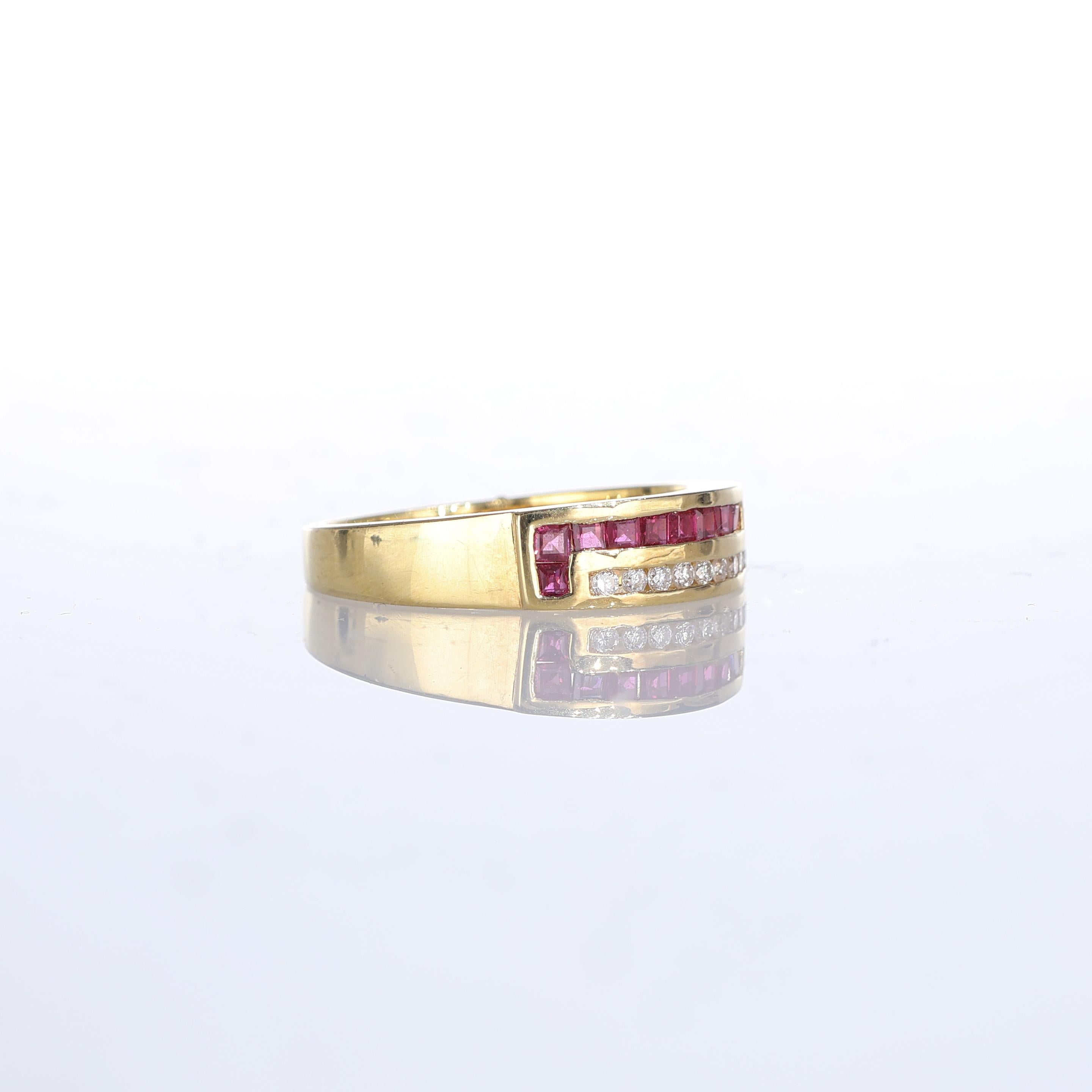 Brilliant Cut 18kt Yellow Gold Ring with Ruby Baguettes and Diamonds For Sale