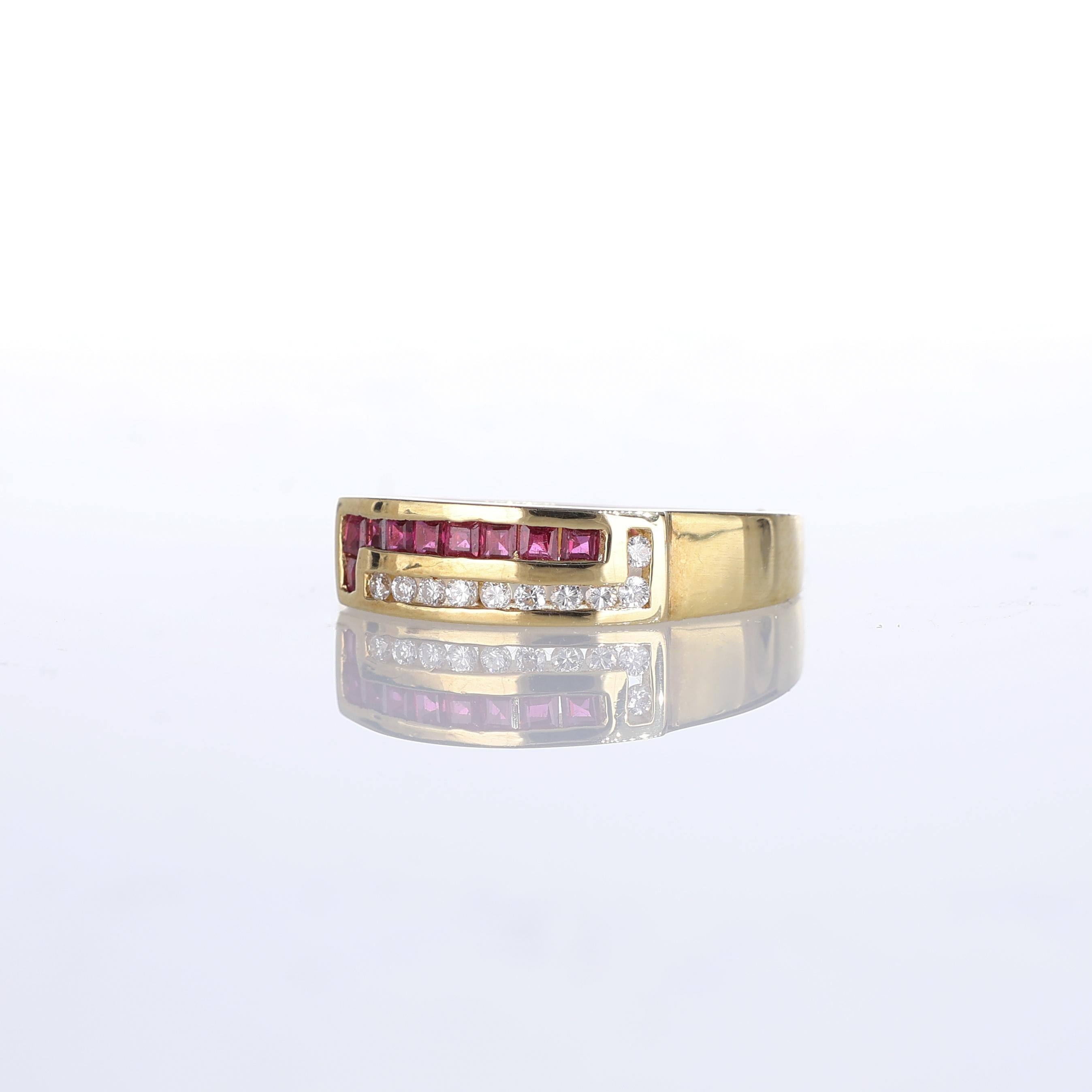 18kt Yellow Gold Ring with Ruby Baguettes and Diamonds In New Condition For Sale In Bergamo, BG