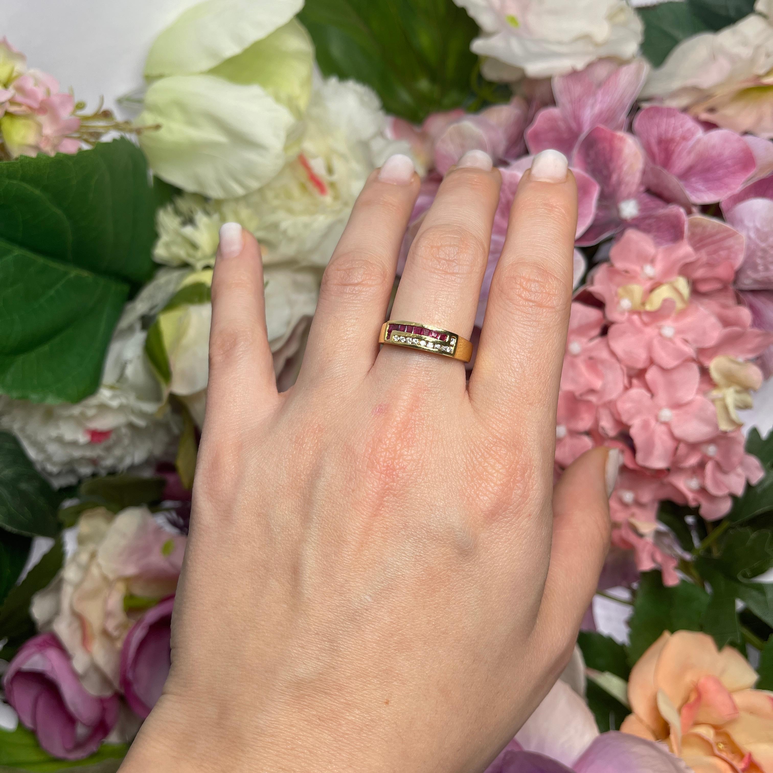 18kt Yellow Gold Ring with Ruby Baguettes and Diamonds For Sale 1