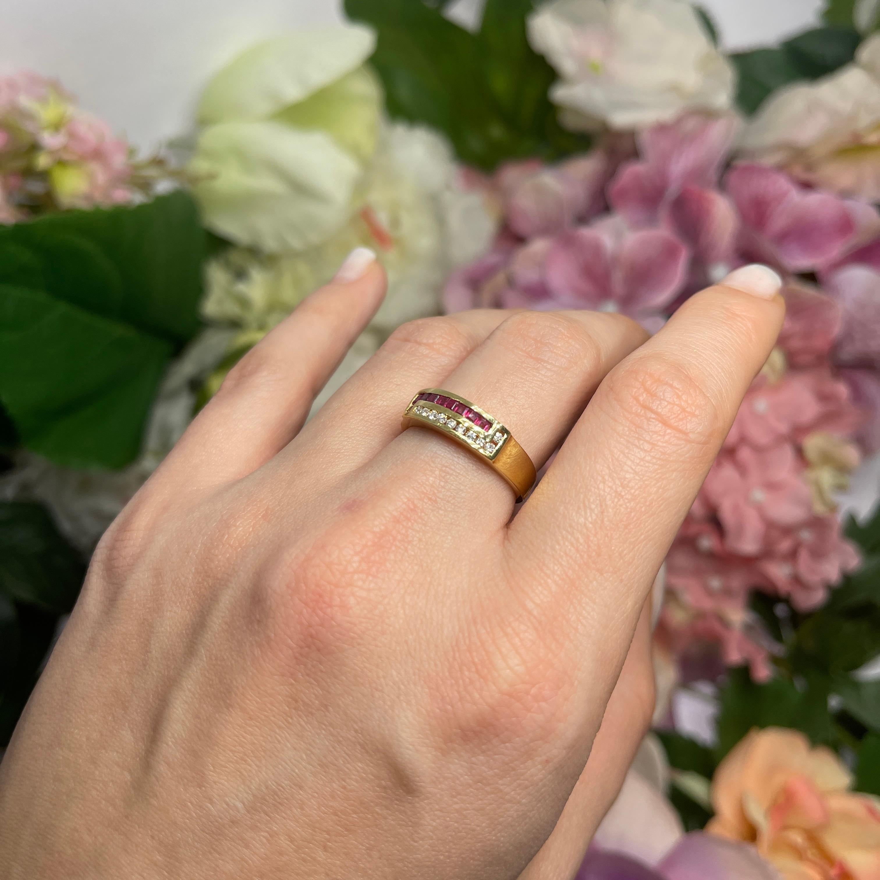 18kt Yellow Gold Ring with Ruby Baguettes and Diamonds For Sale 3
