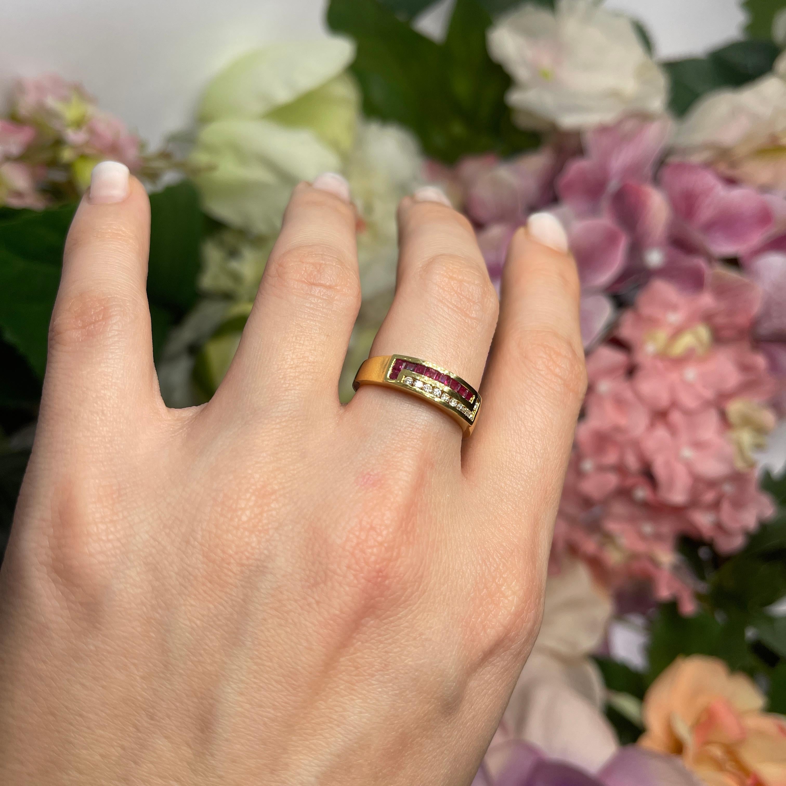 18kt Yellow Gold Ring with Ruby Baguettes and Diamonds For Sale 4