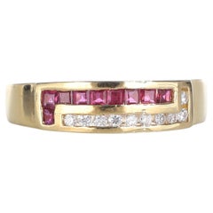 Anillo de oro amarillo de 18 quilates con baguettes de rubíes y diamantes