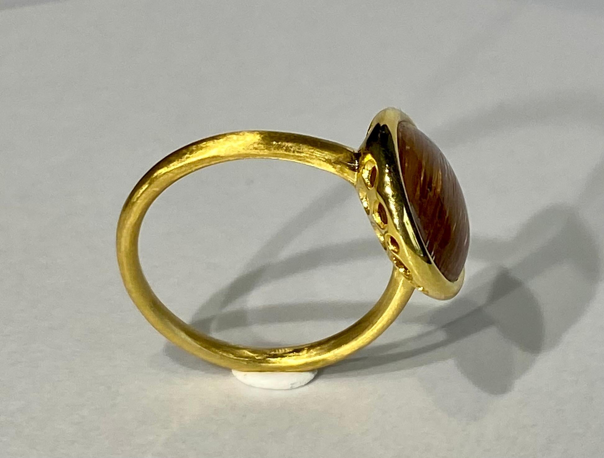 18kt Brushed Yellow Gold Ring set with a Rutile Quartz Cabochon For Sale 3