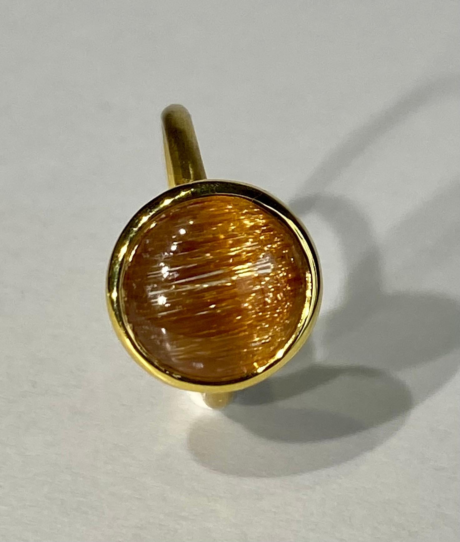 Bague en or jaune brossé 18 carats sertie d'un cabochon de quartz rutile en vente 8