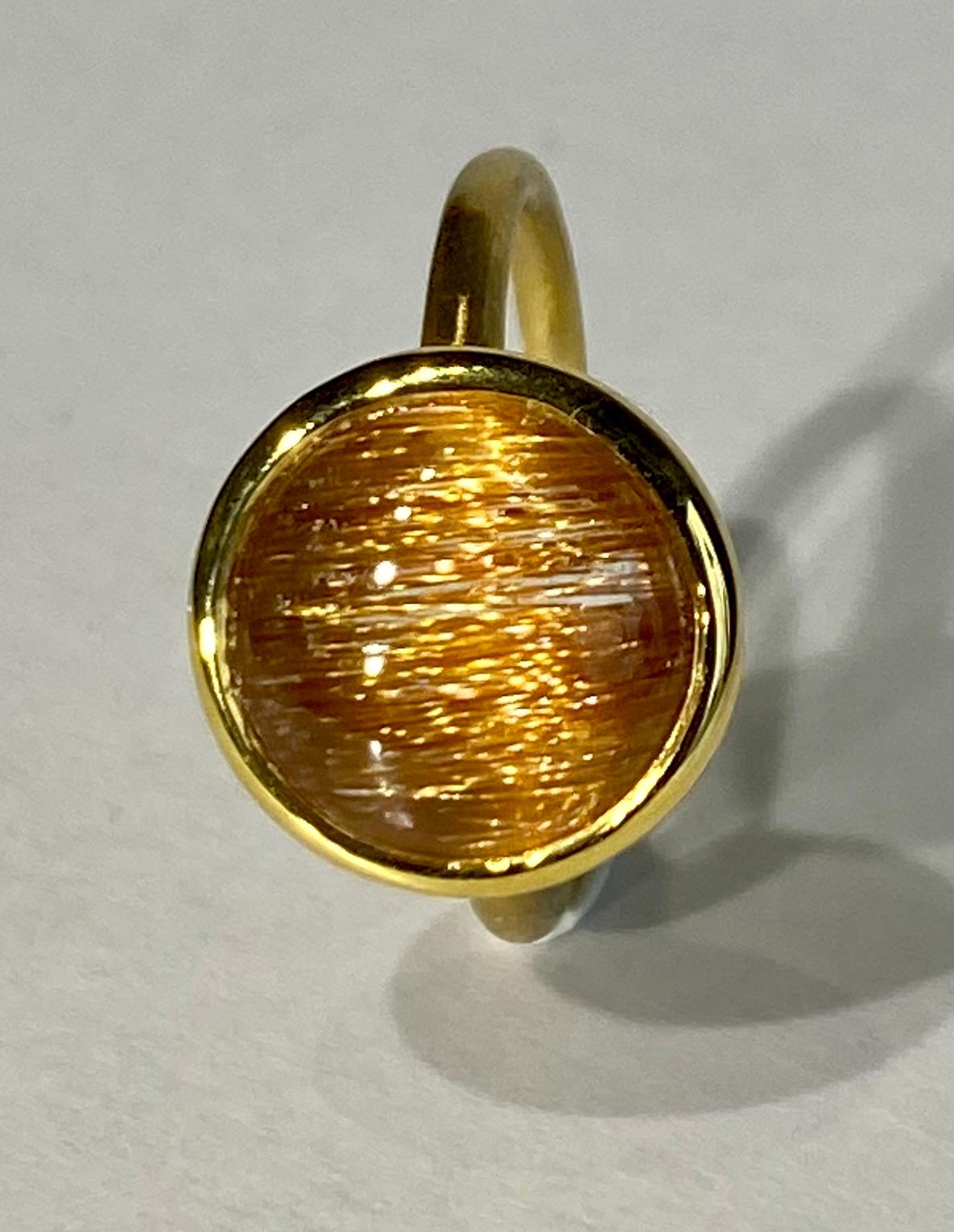 Bague en or jaune brossé 18 carats sertie d'un cabochon de quartz rutile en vente 9