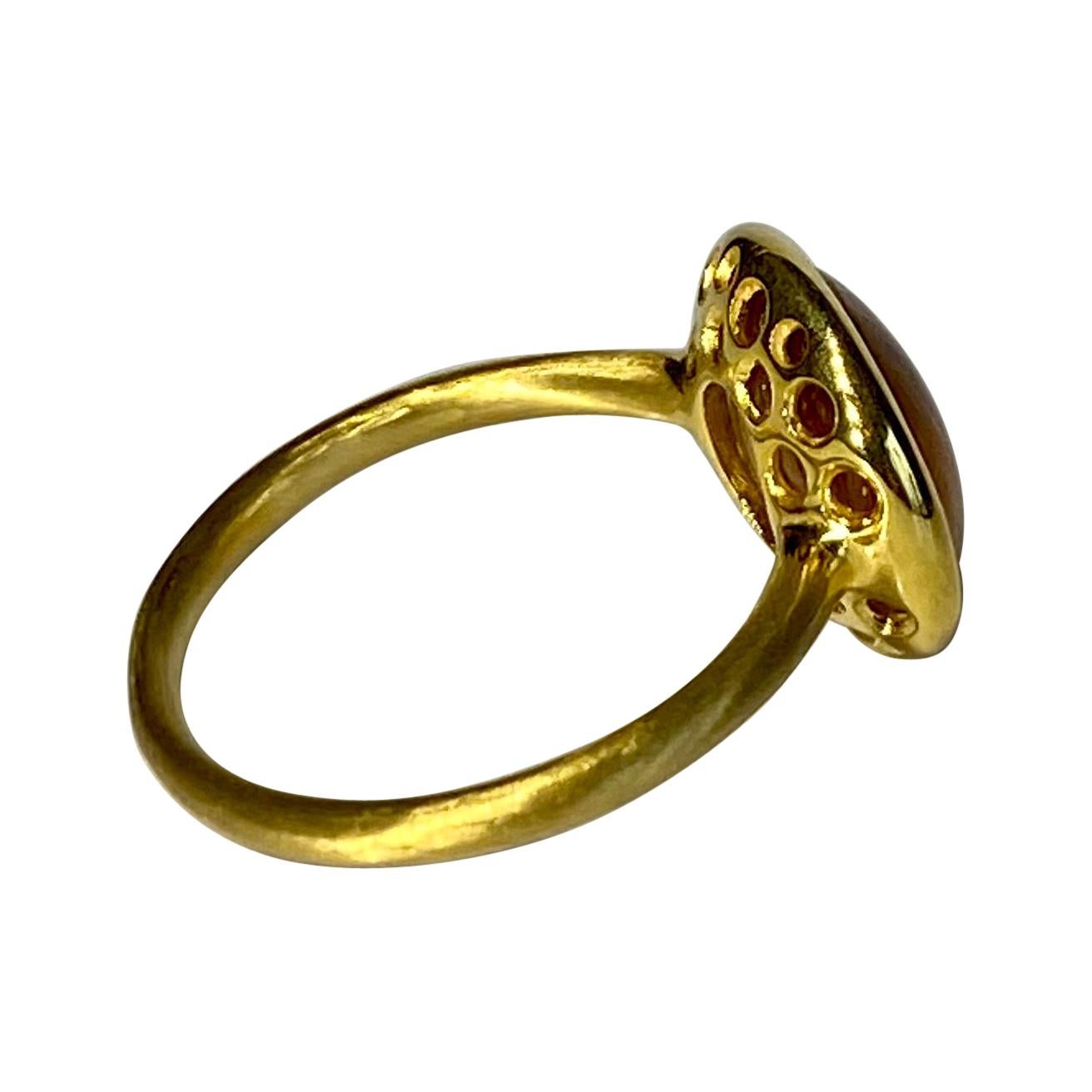 Design/One, bague royale en or jaune brossé 18kt sertie d'un cabochon de quartz rutile. Il s'agit d'une bague royale qui affiche style, magnificence et panache. La présence de rutile dans les pierres précieuses est due à la présence d'inclusions de