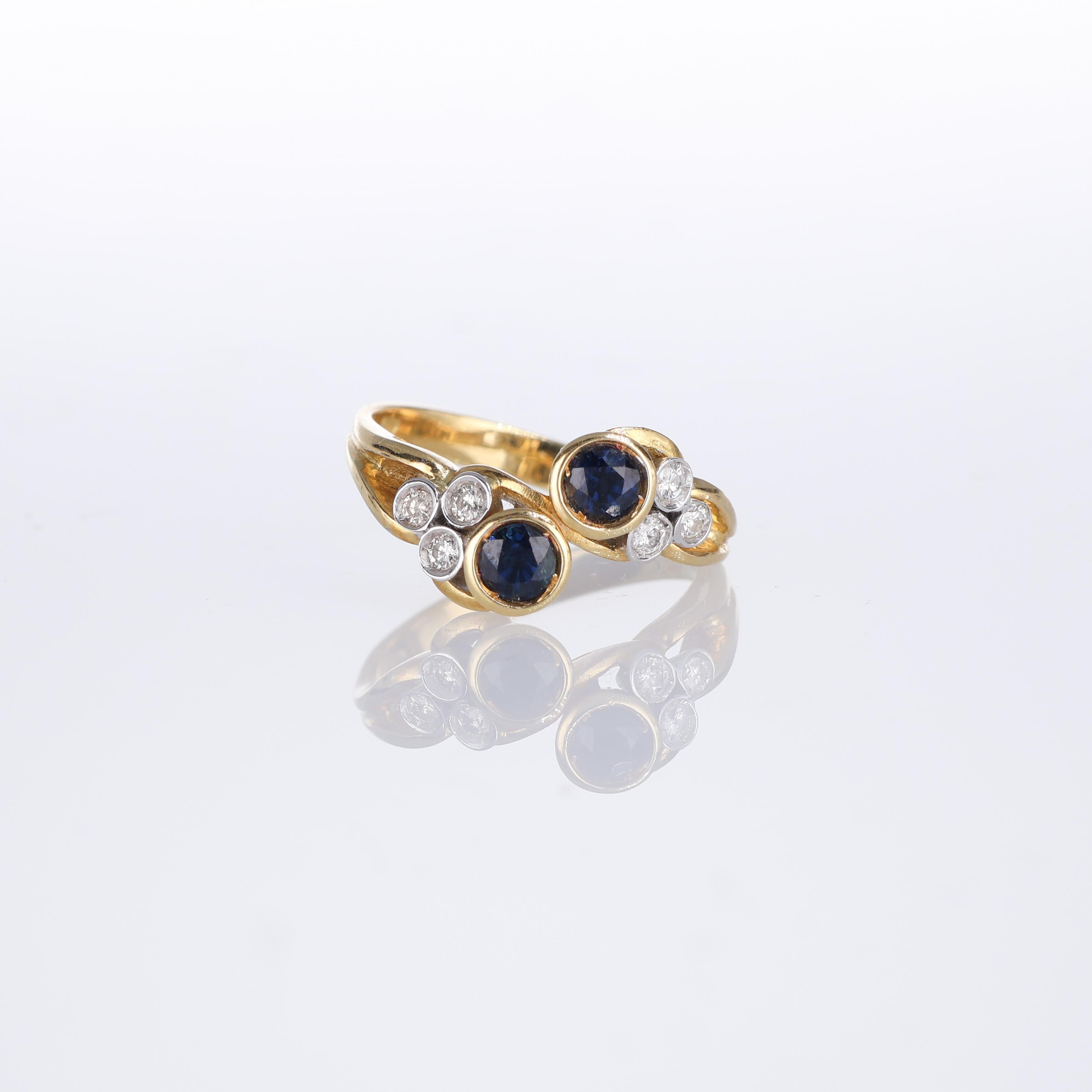 WICHTIGER HINWEIS:
✔ Bei dieser Bestellung fallen keine zusätzlichen Kosten an.
✔ Versand und Zollgebühren werden vollständig von uns übernommen.
--------------------
Ein raffinierter Ring aus 18-karätigem Gelbgold mit zwei runden Saphiren, die