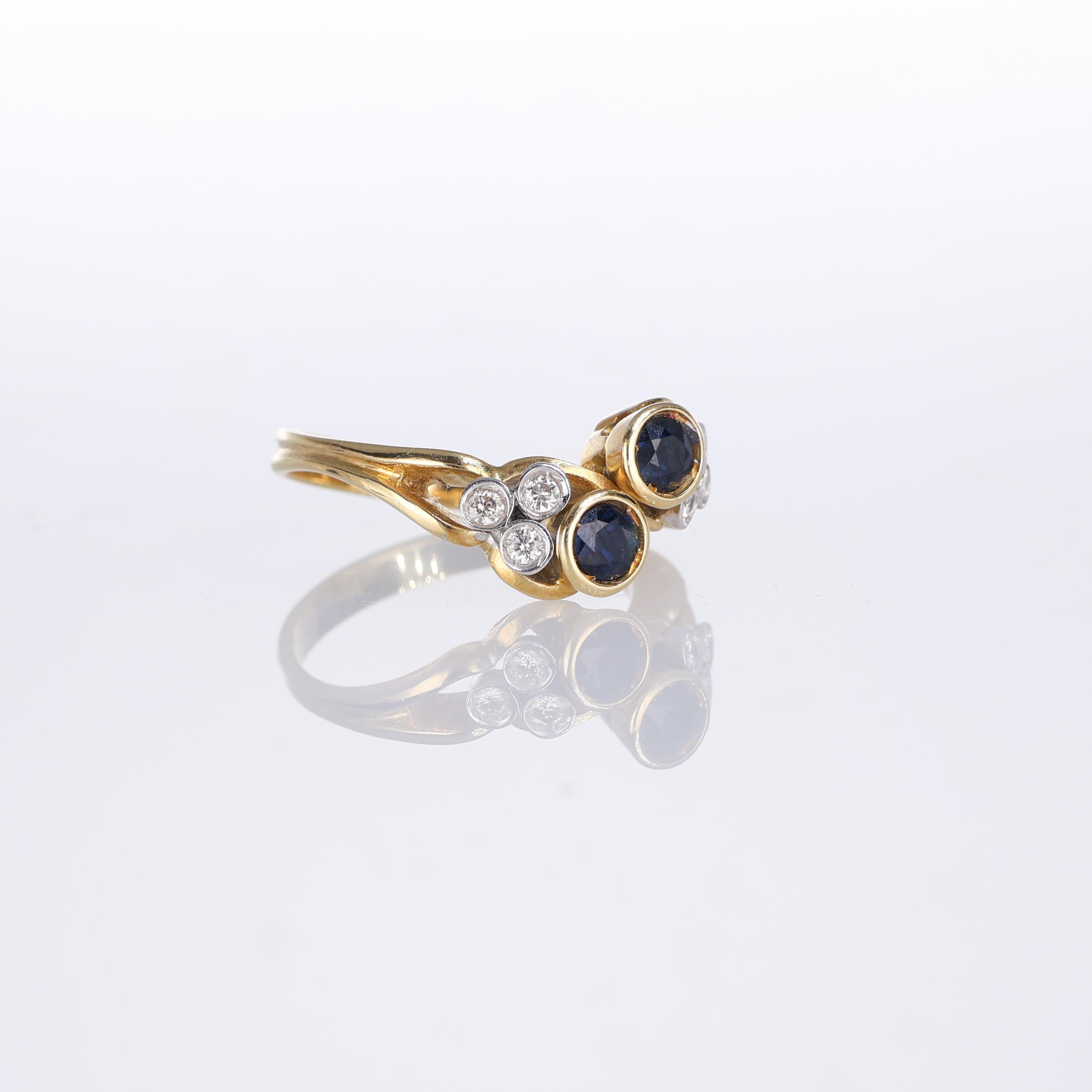 Ring aus 18 Karat Gelbgold mit Saphiren und Diamanten (Brillantschliff) im Angebot