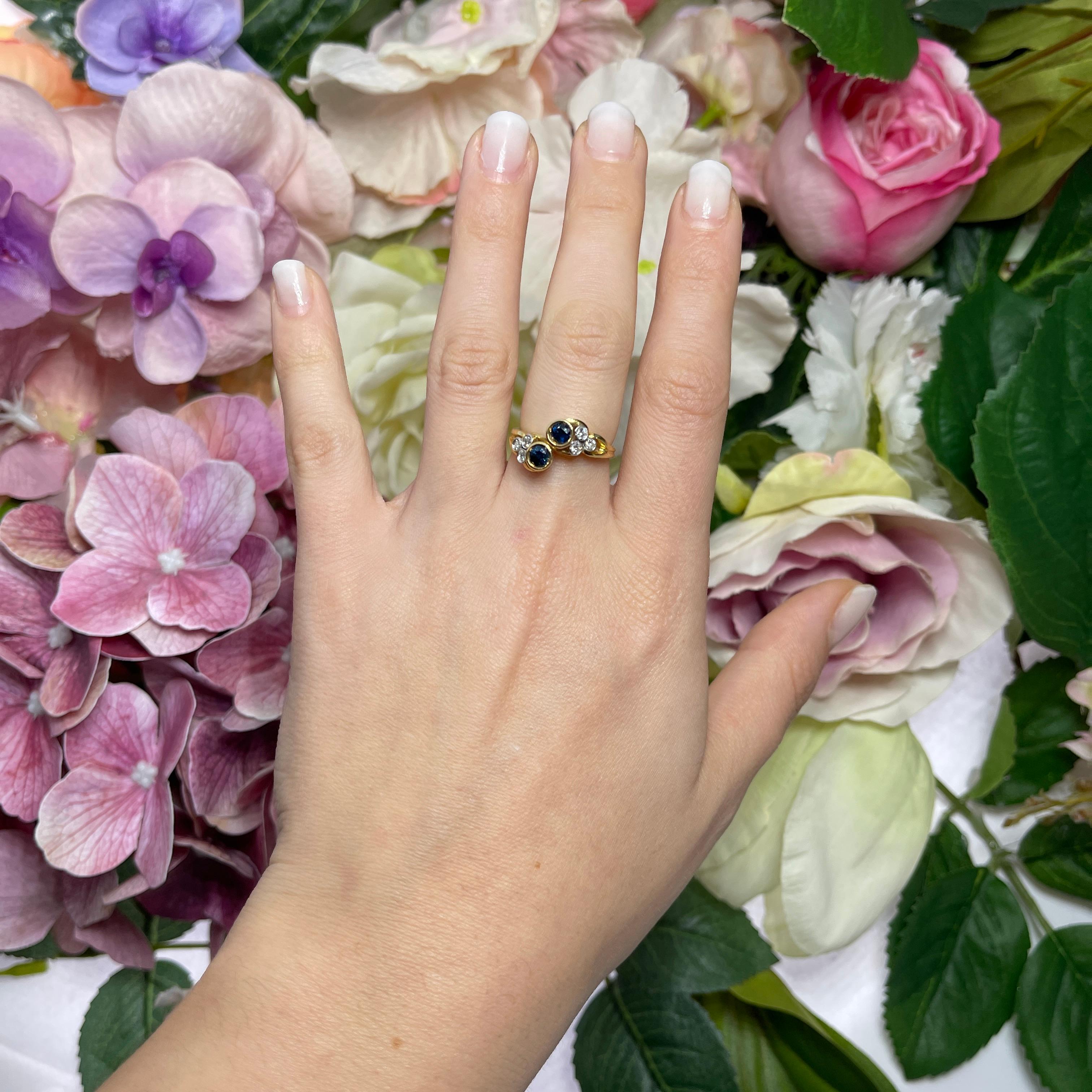 Ring aus 18 Karat Gelbgold mit Saphiren und Diamanten im Angebot 1