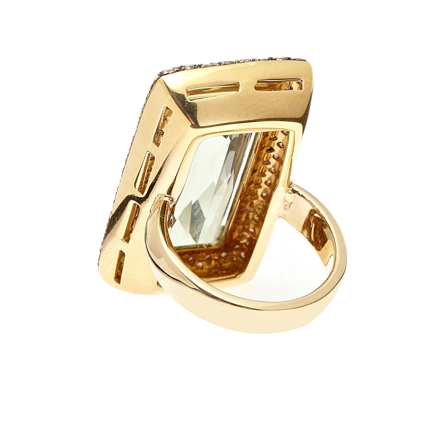 Modern 18kt Yellow Gold Ring with Stunning 18ct Green Amethyst and Brown Diamonds For Sale