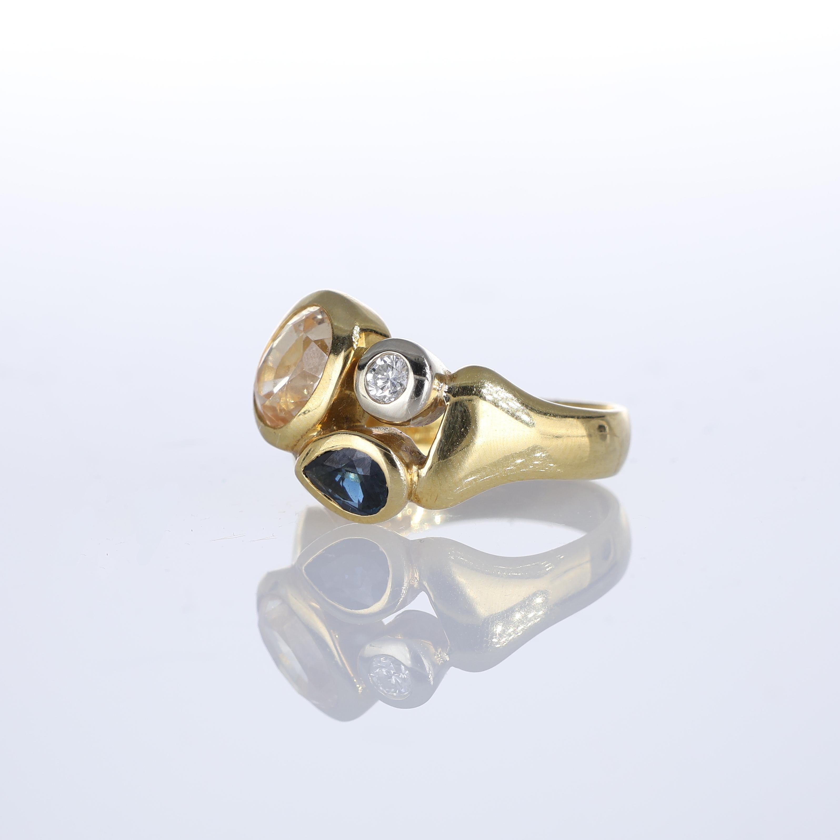 18kt Yellow Gold Ring with Yellow Sapphire, Blue Sapphire, and Diamond In New Condition For Sale In Bergamo, BG