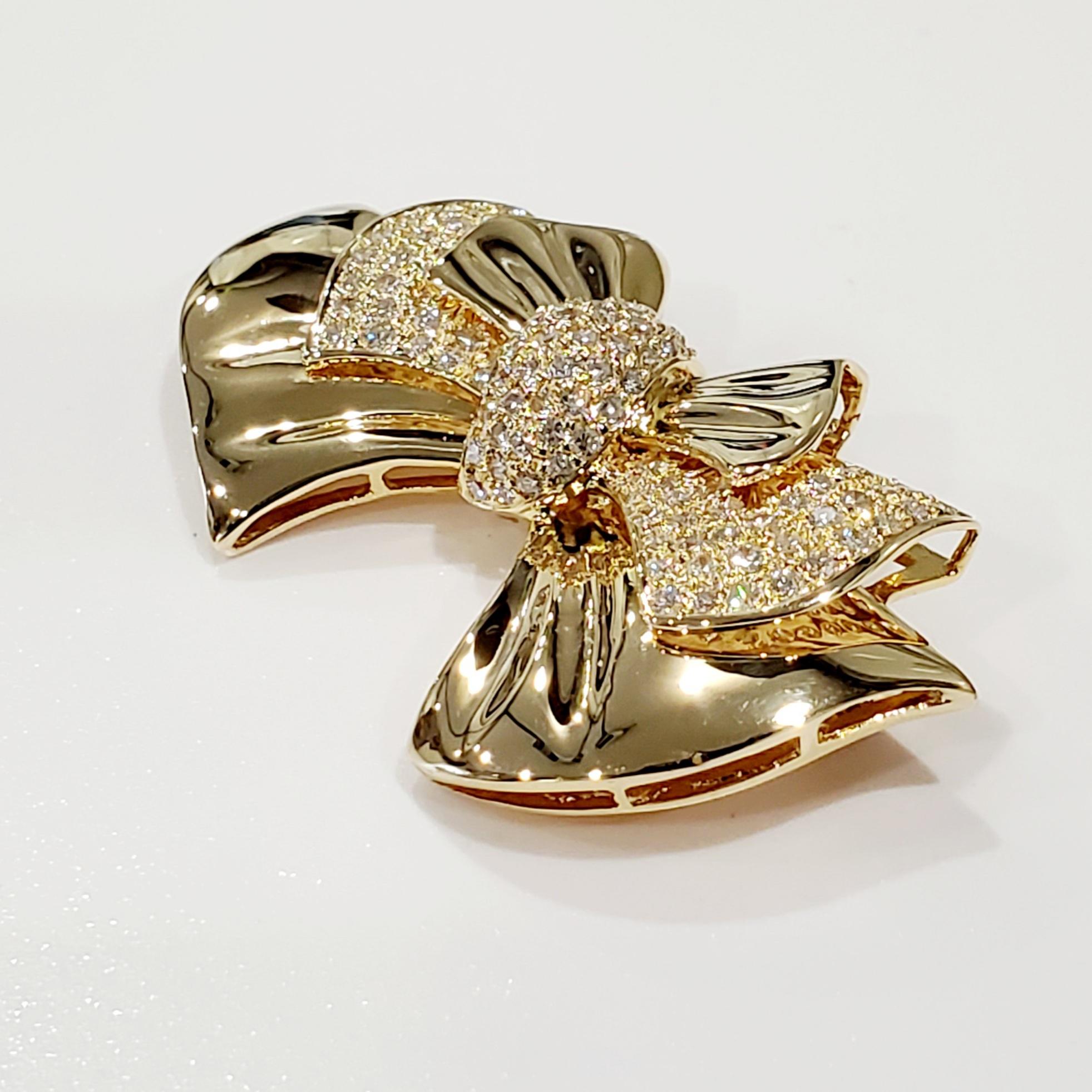Beautiful 18kt yellow gold bow design pin with pave set round brilliant diamond of approximately 2.00 cttw. The diamonds are f/g in color and si/vs in clarity.
The pin is 50mm wide and 30mm length, stamped 18kt, and weighs 16.7 grams. This pin makes