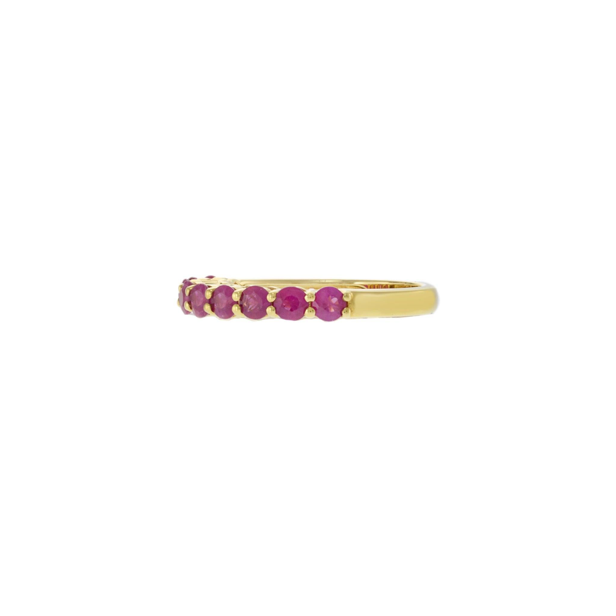 Engarzado en cálido oro amarillo de 18 quilates, este anillo con banda de rubíes presenta una hilera completa de rubíes de corte redondo que suman un total de 1,28 quilates. El vibrante tono rojo destaca con un engaste clásico con garras que permite