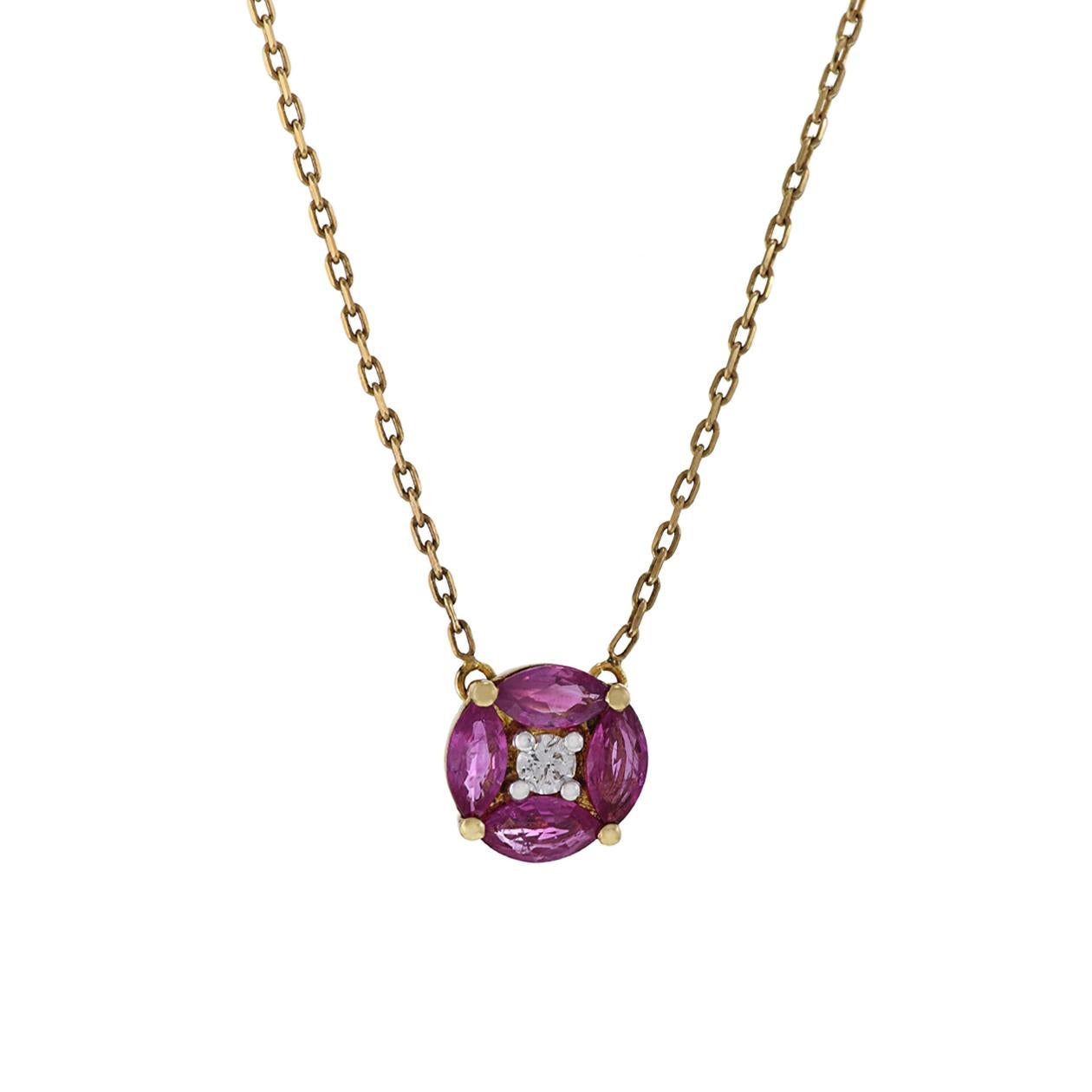 Eine Halskette aus 18 Karat Gelbgold mit Rubinen im Marquise-Schliff (0,95 ct), die einen Diamanten im Rundschliff (0,08 ct) in der Mitte einschließen, ist ein atemberaubendes und elegantes Schmuckstück. Länge 18 Zoll. Gewicht 3,3 Gramm.
