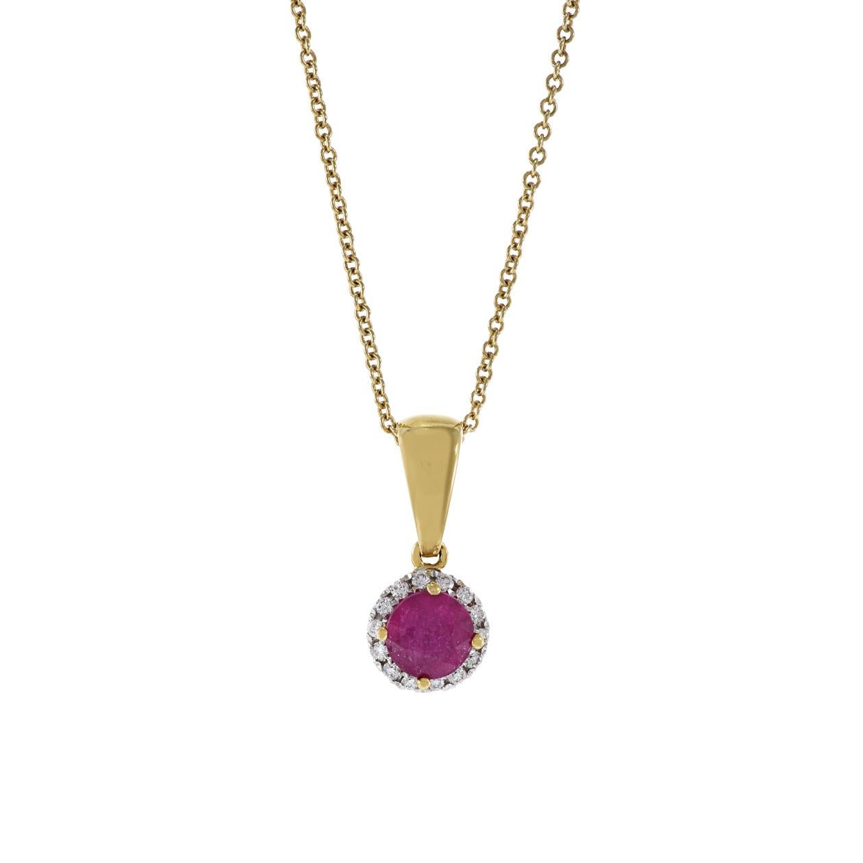 Este colgante de oro amarillo de 18 quilates presenta un cautivador rubí redondo de 0,61 quilates, rodeado por un brillante halo de diamantes de talla redonda que suman 0,07 quilates. La combinación del vibrante rubí y los brillantes diamantes