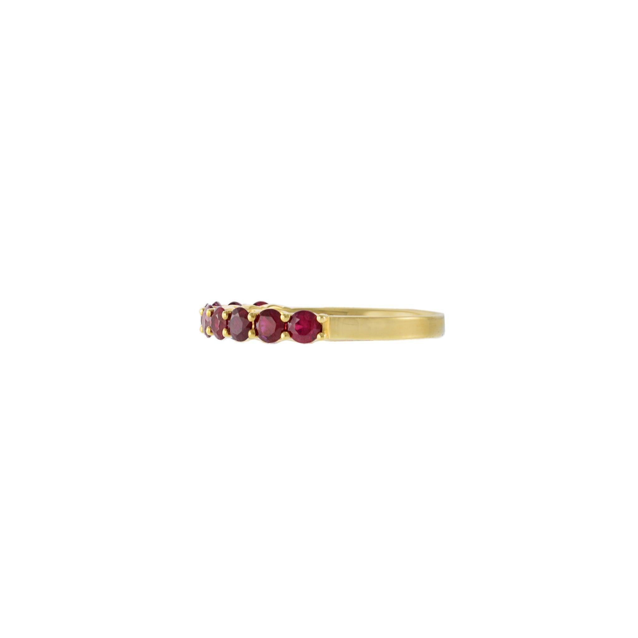 Un classico ed elegante bracciale in oro giallo 18KT con una splendida composizione di nove vibranti rubini a taglio rotondo, per un totale di 1,01 carati. Ogni rubino è incastonato in modo sicuro, mettendo in mostra le sue tonalità rosse profonde