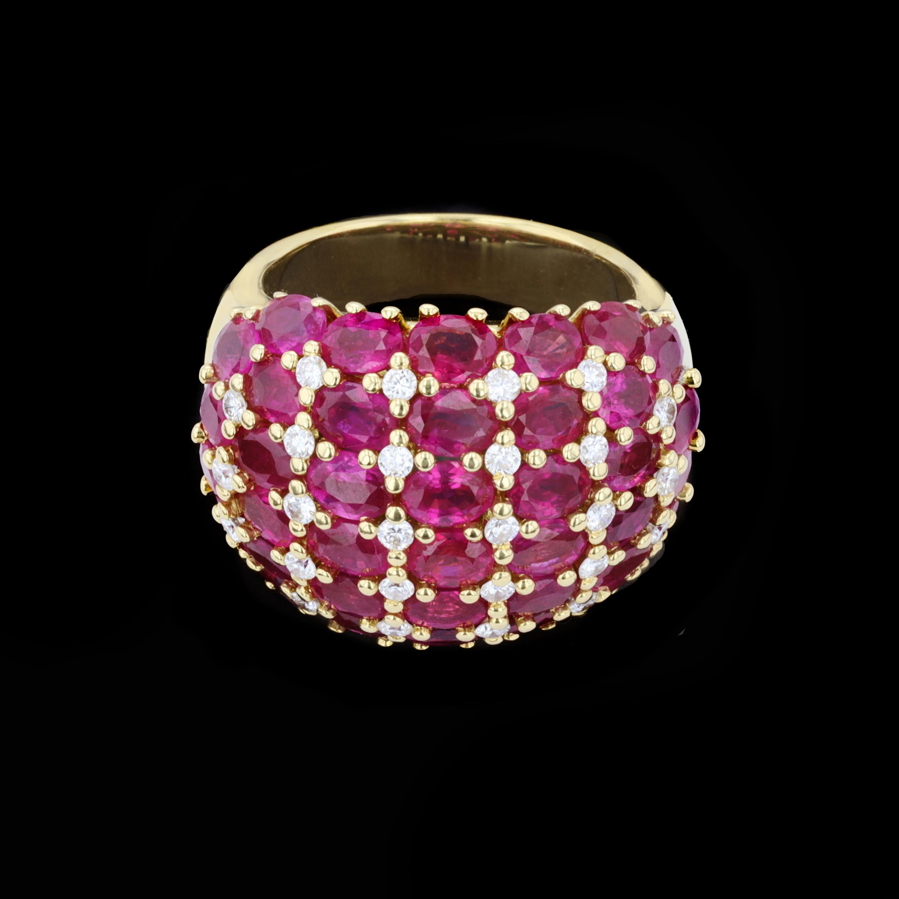 Ein eleganter und frecher Kuppelring mit großer Ausstrahlung. Dieser elegante antike Ring aus 18 Karat Gelbgold ist mit oval geschliffenen Rubinen besetzt, die etwa 8,78 Karat wiegen. 

Die Rubine werden durch schimmernde Diamanten im Rundschliff