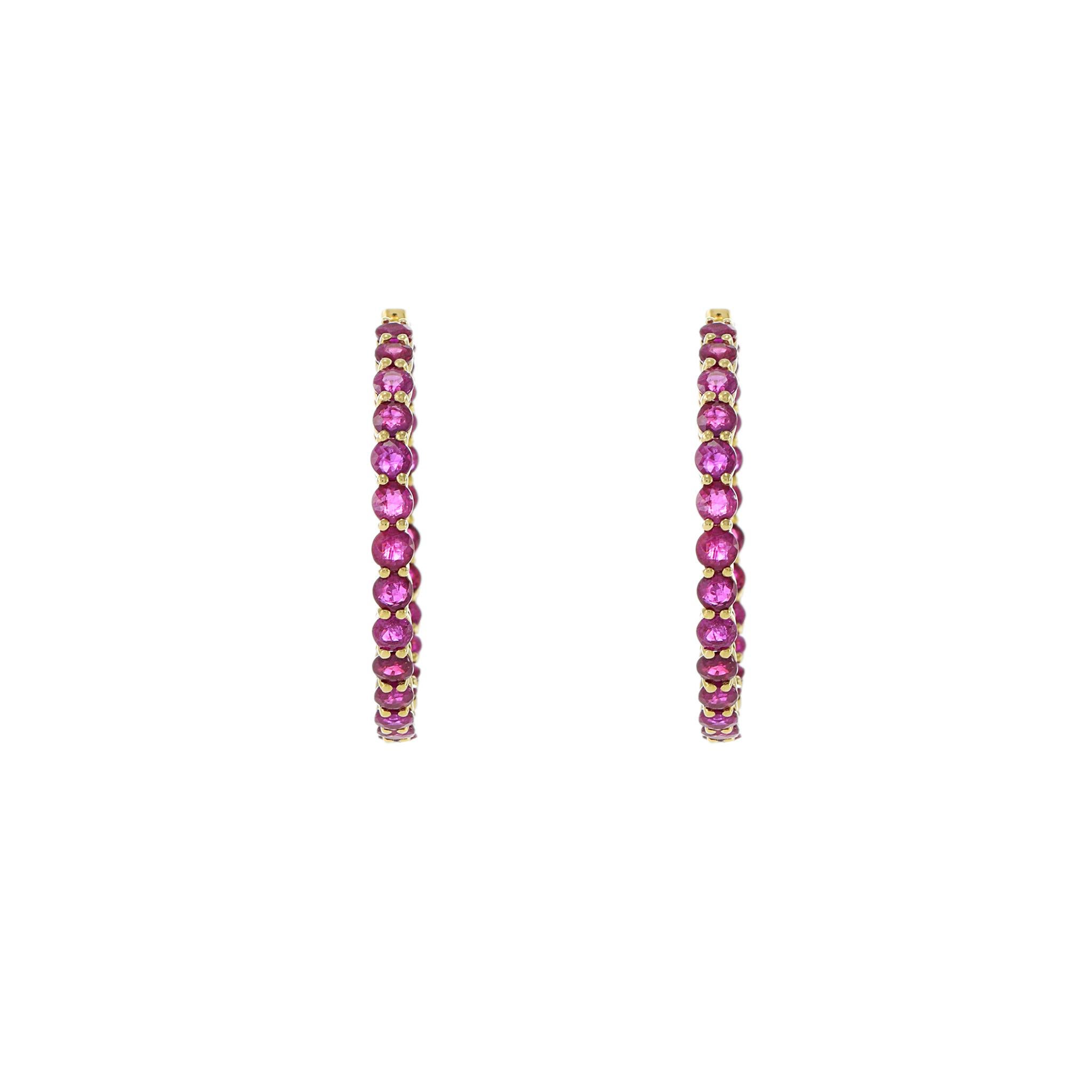 Conçues et fabriquées par des experts à partir de l'or jaune 18KT le plus fin, ces boucles d'oreilles sont ornées de rubis authentiques de taille ronde d'une valeur impressionnante de 5,63CT-TW. Cette combinaison luxueuse vous offre une esthétique